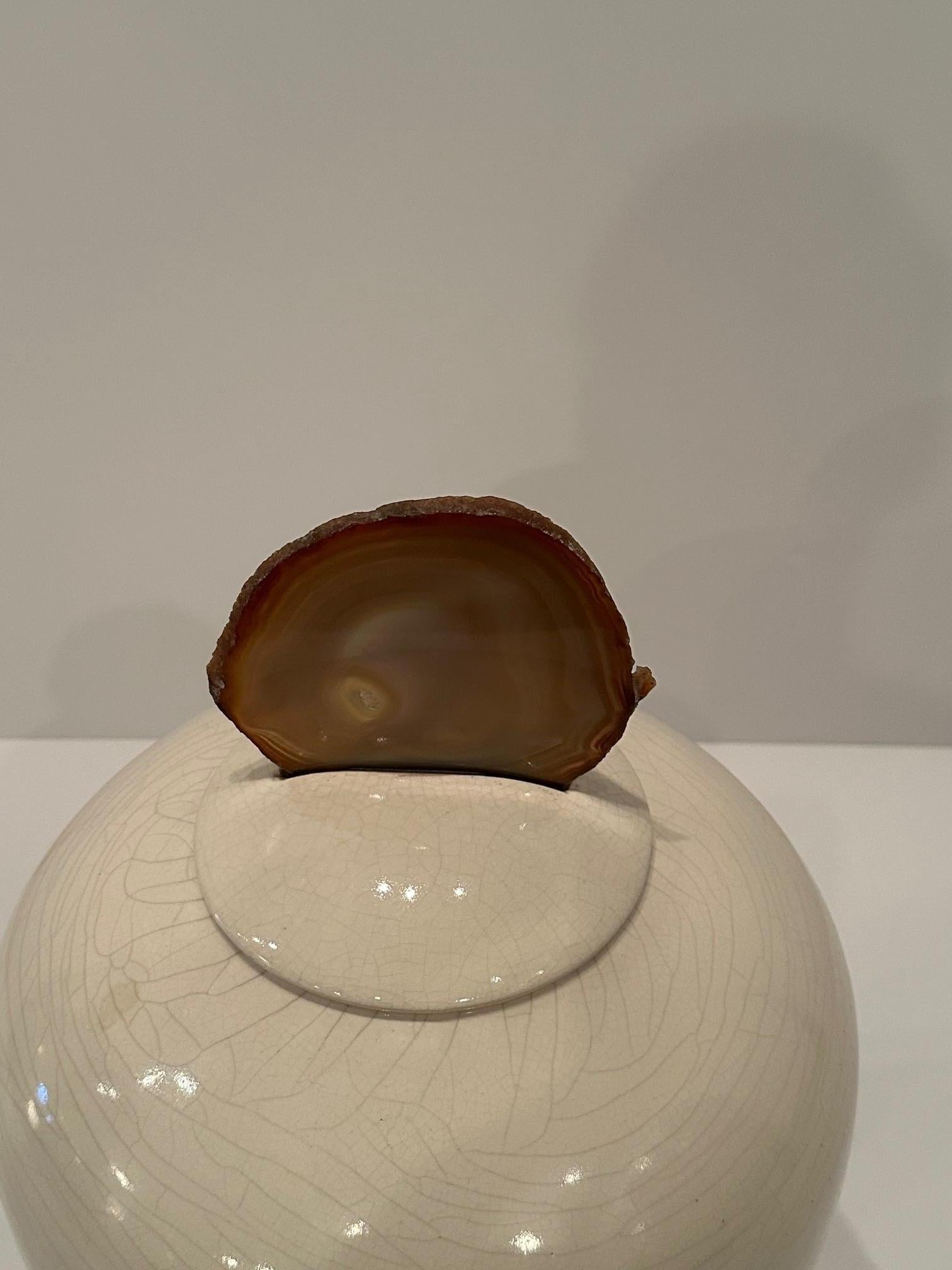 Moderne Vase à couvercle en céramique de fabrication artisanale avec fleuron en agate en vente