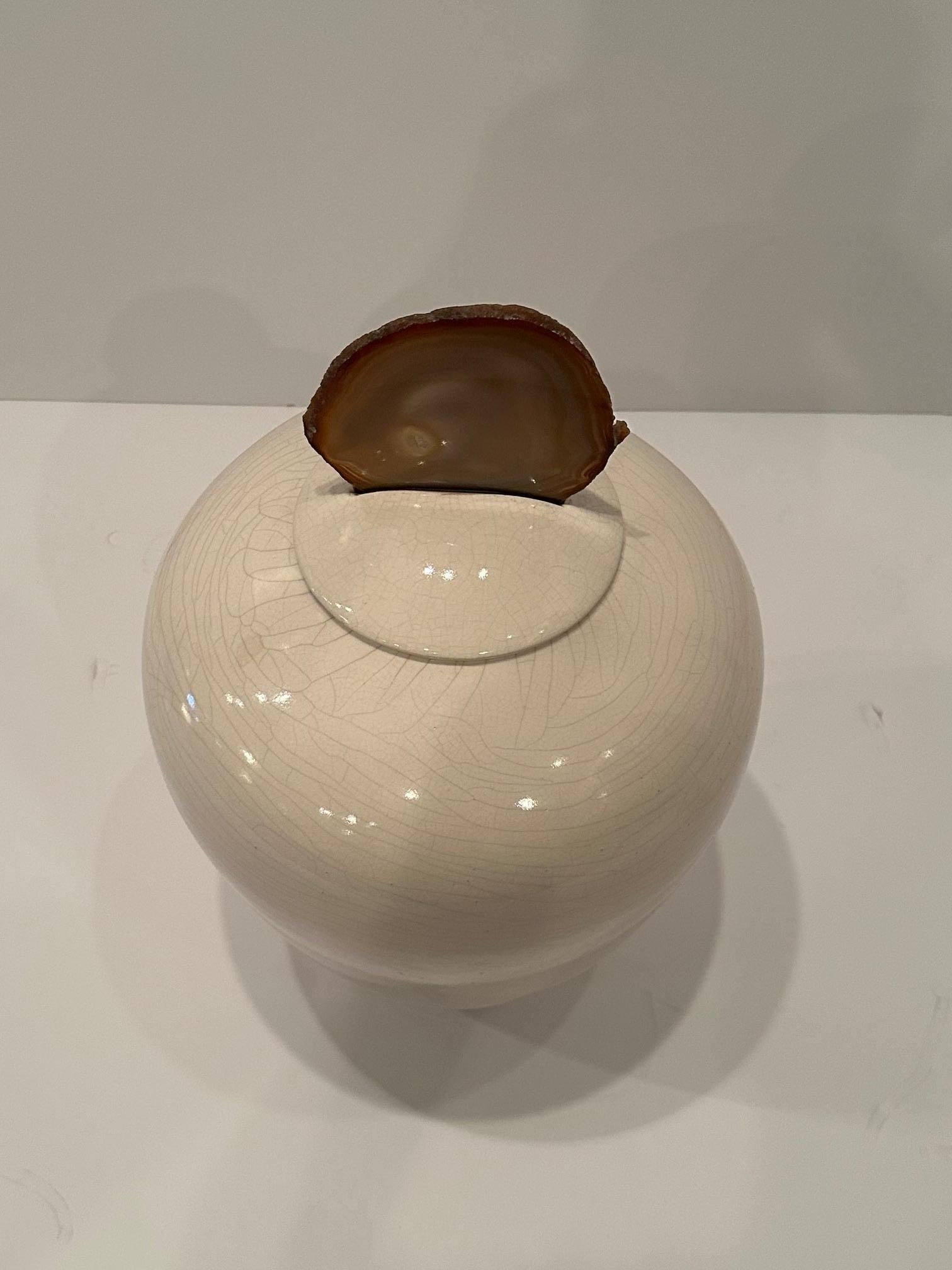 Nord-américain Vase à couvercle en céramique de fabrication artisanale avec fleuron en agate en vente