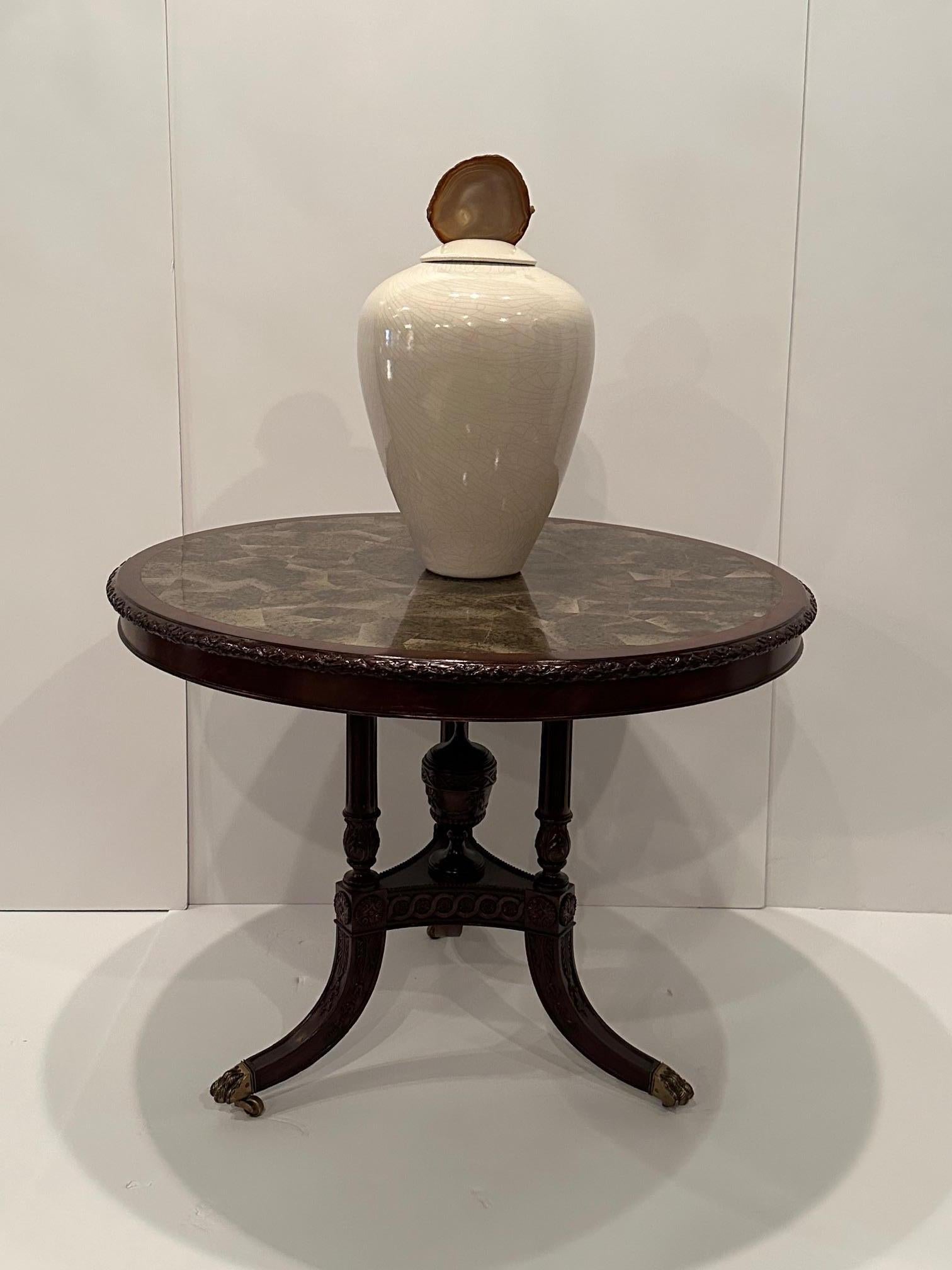 Vase à couvercle en céramique de fabrication artisanale avec fleuron en agate en vente 1
