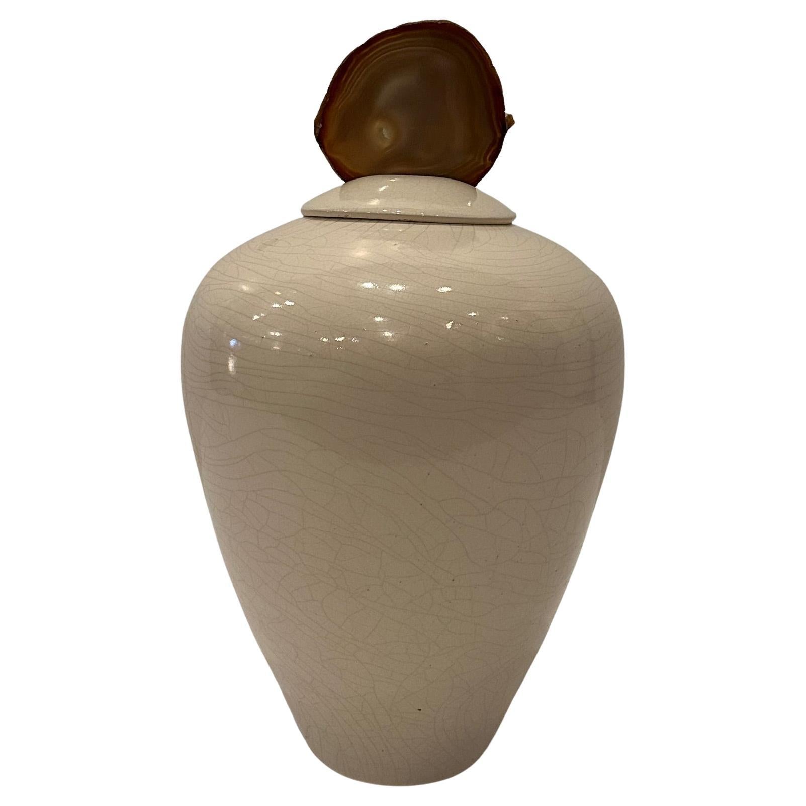 Vase à couvercle en céramique de fabrication artisanale avec fleuron en agate en vente