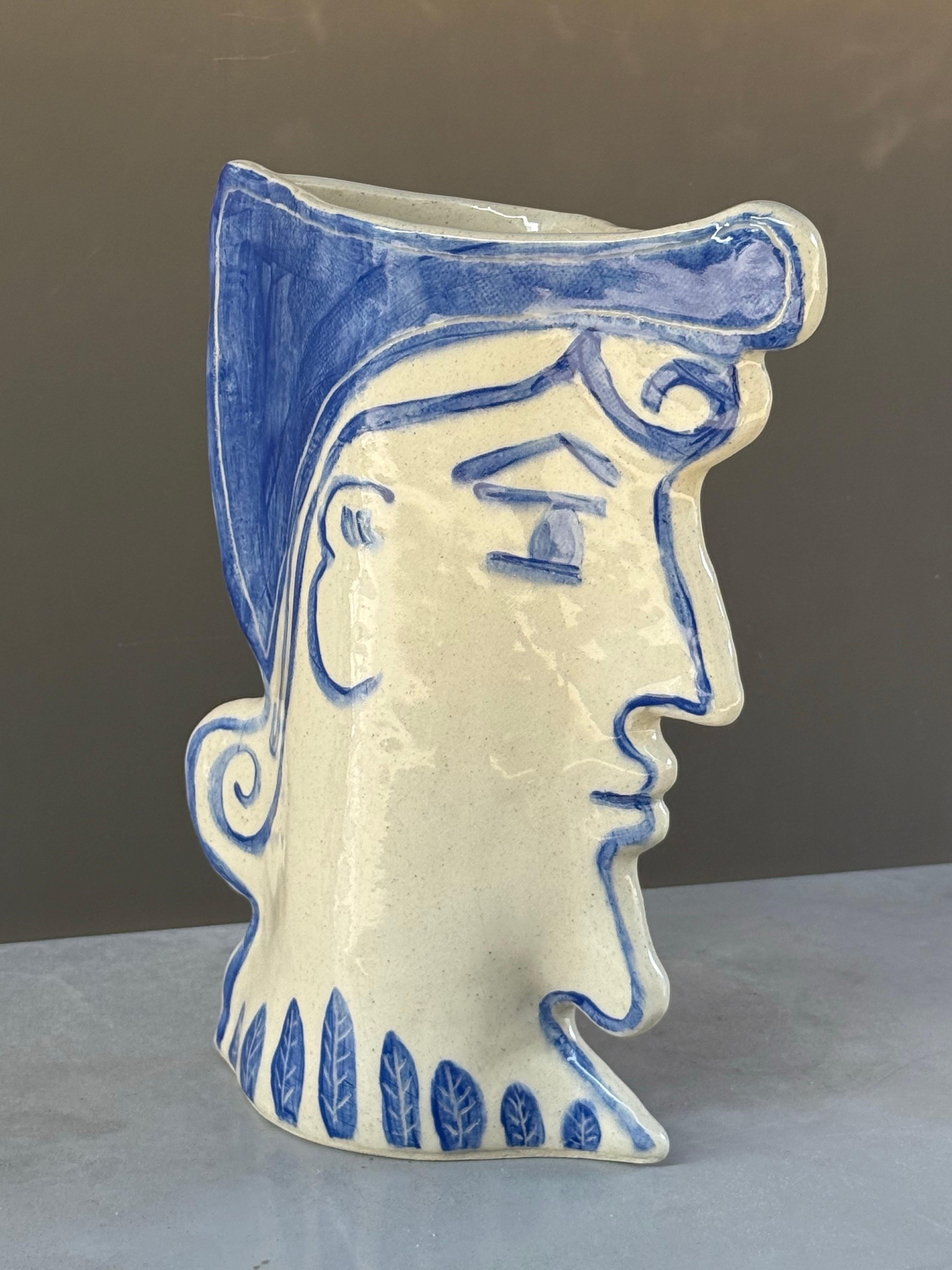 Vaso artigianale in ceramica con volto maschile in vendita 1