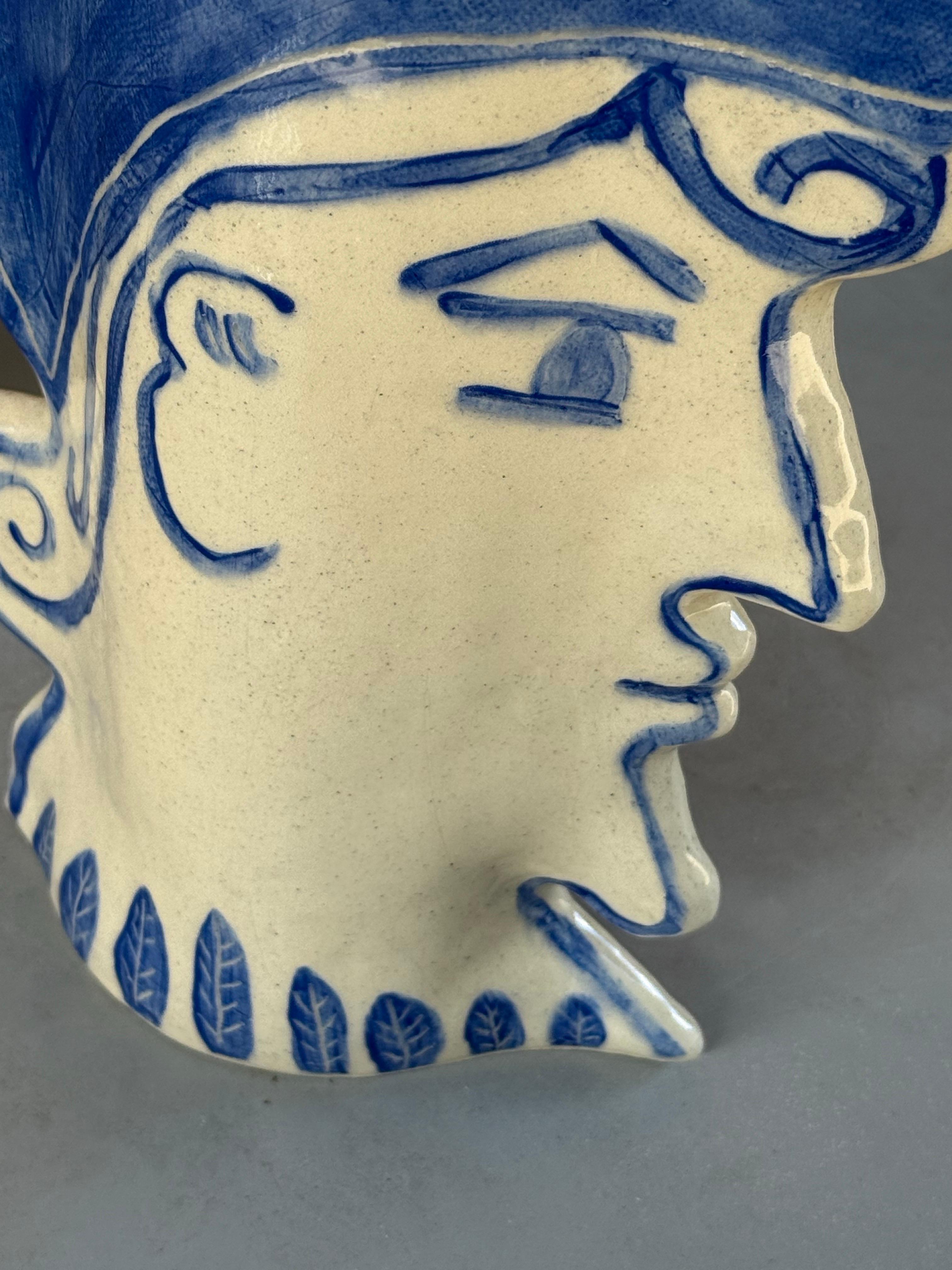 Vaso artigianale in ceramica con volto maschile in vendita 2