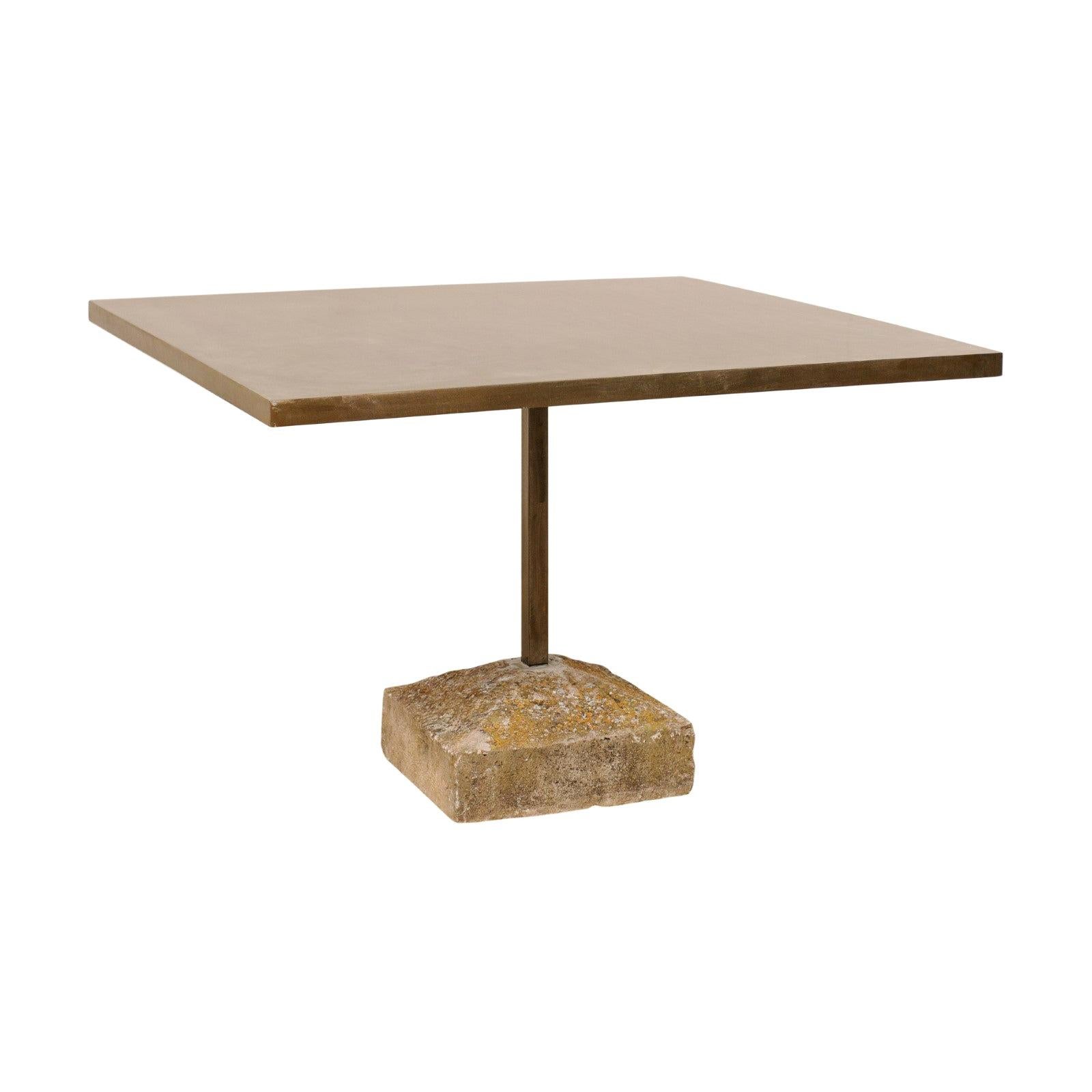 Maßgefertigter quadratischer Tisch mit Eisenplatte auf Steinsockel, handgefertigt