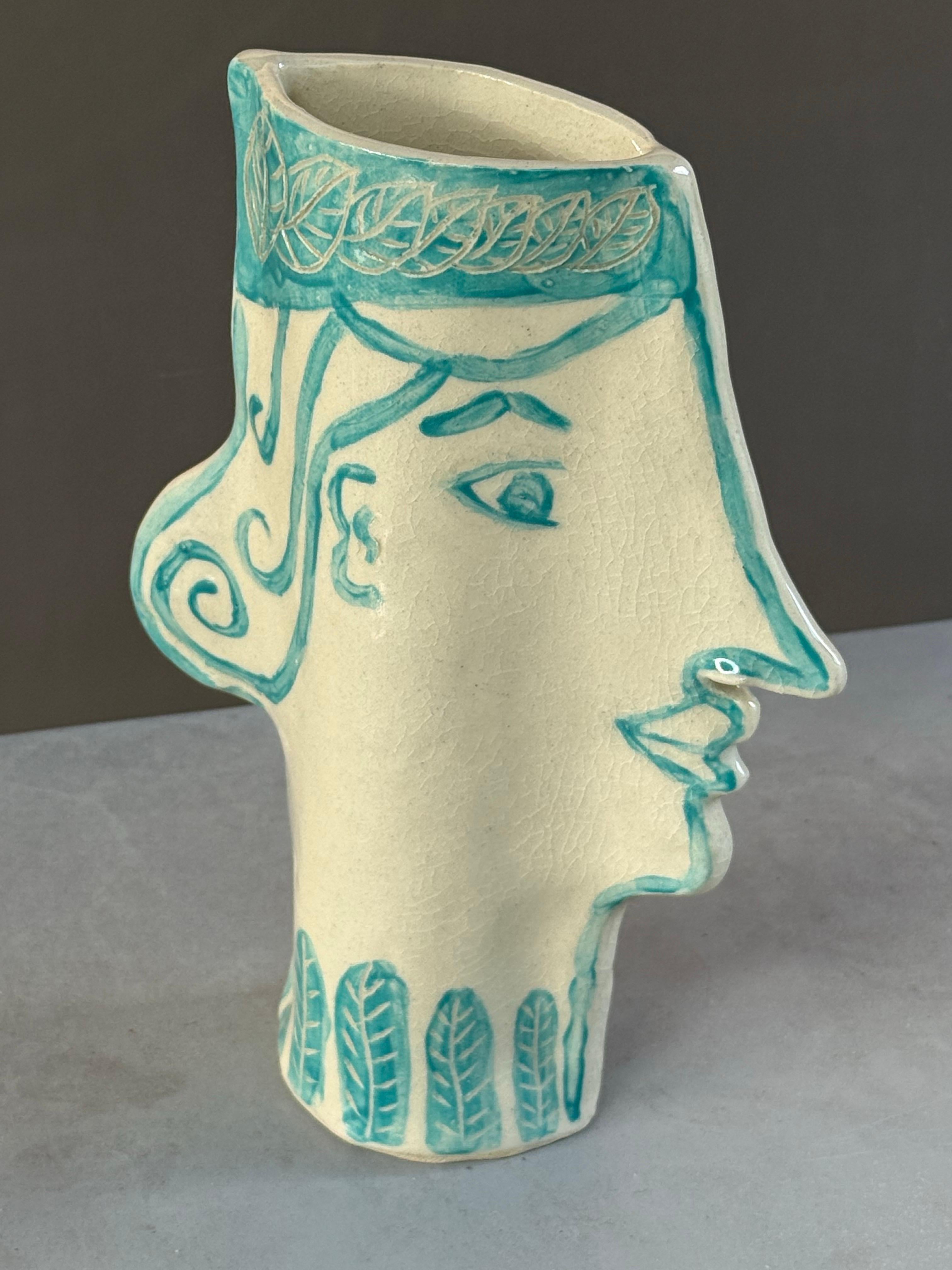 Vaso a forma di volto femminile realizzato artigianalmente in vendita 1