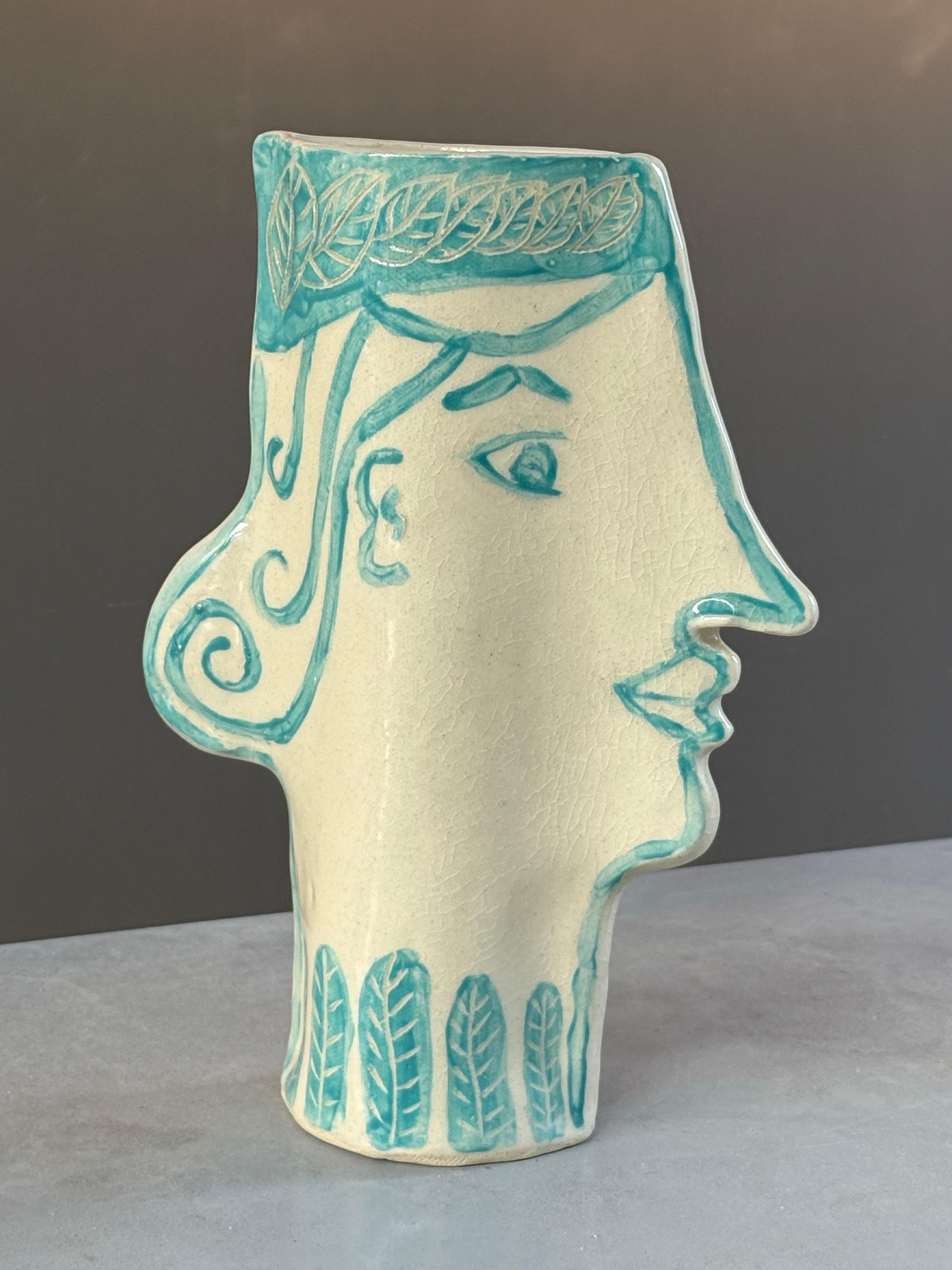 Vaso a forma di volto femminile realizzato artigianalmente in vendita 2