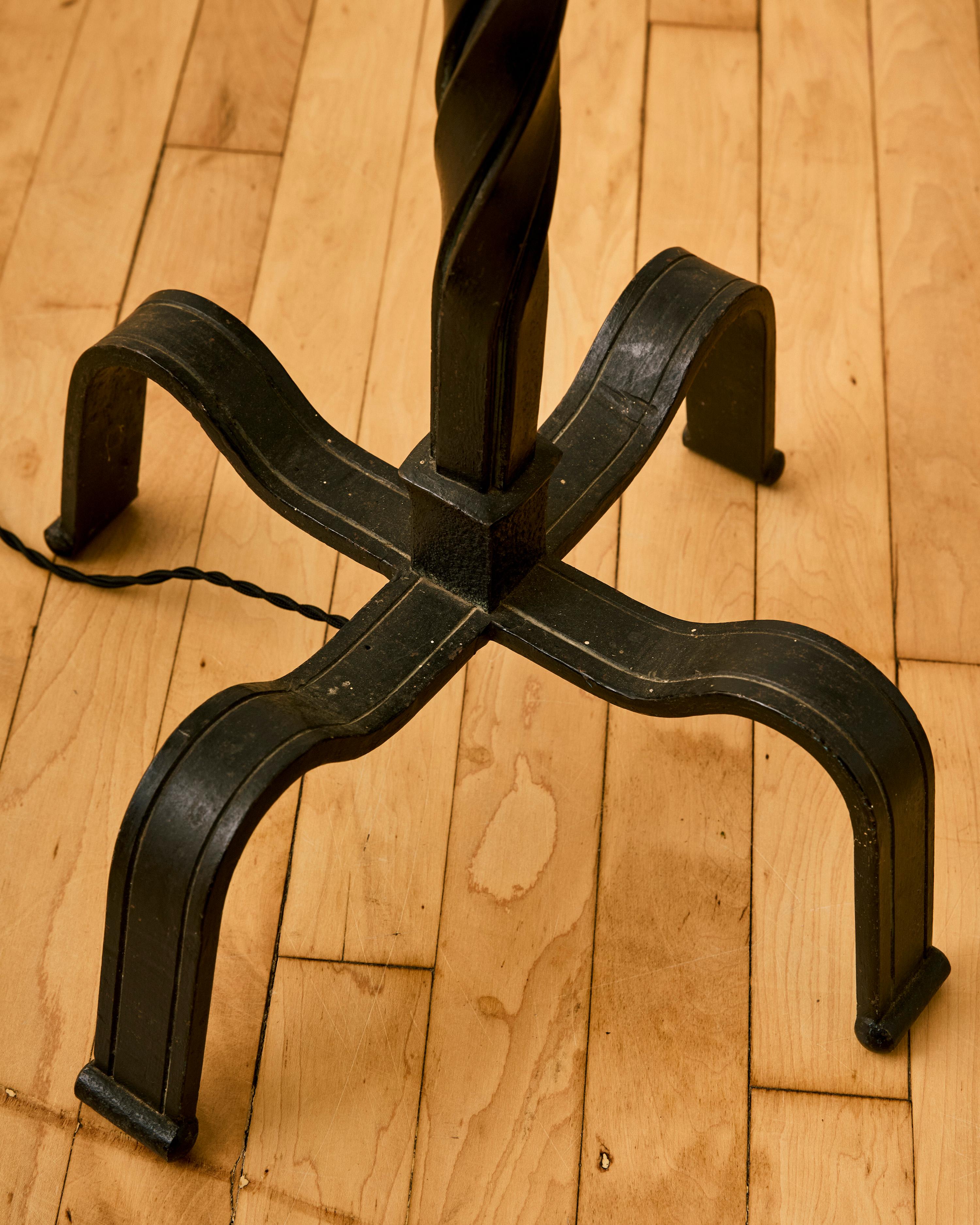 Kunsthandwerkliche Stehlampe aus französischem Eisen im Angebot 3