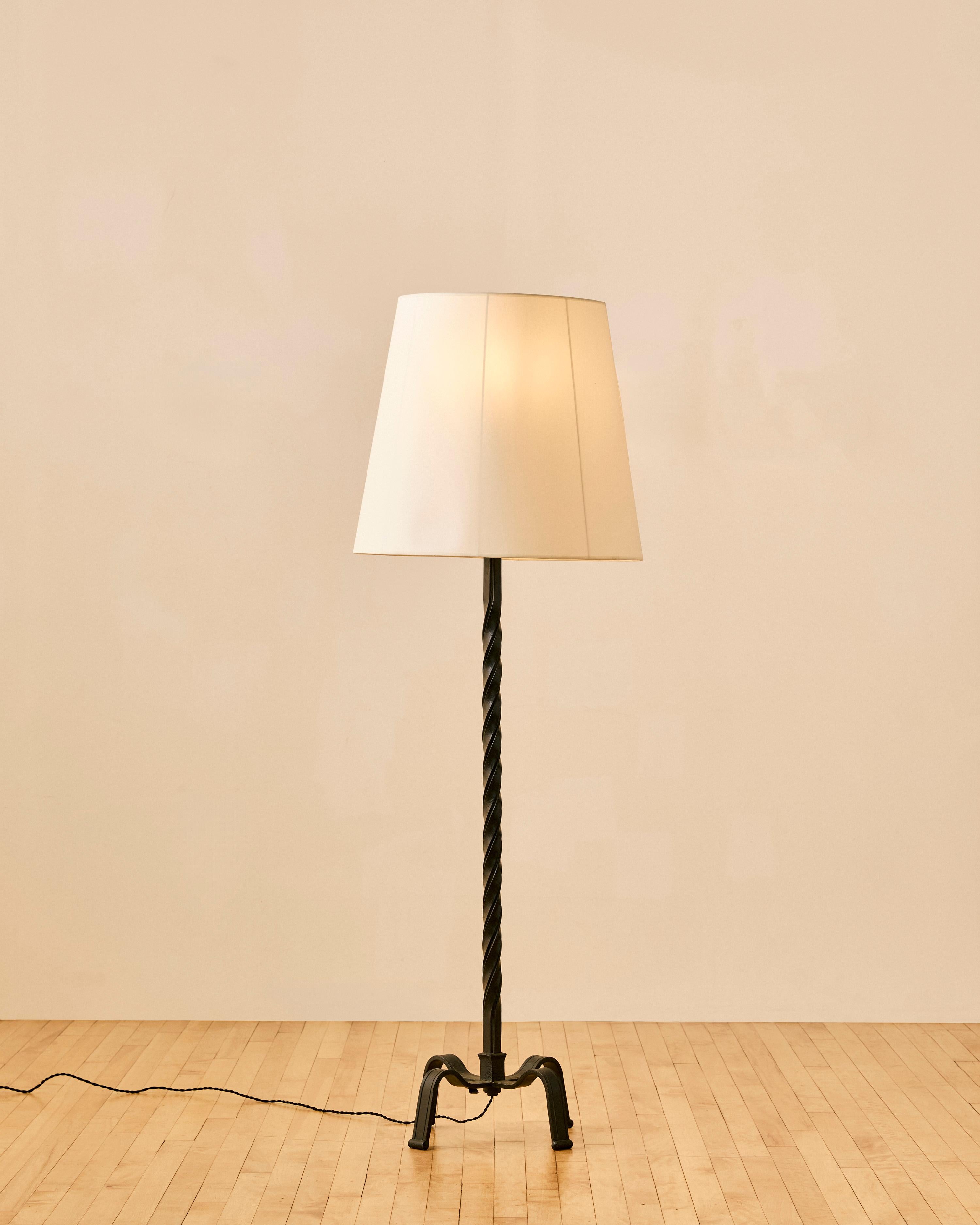 Handgefertigte französische Stehlampe aus Eisen mit Rollen. Mit übergroßem Schirm und verstellbaren Höhenoptionen. An ihrer höchsten Stelle erreicht die Lampe 73
