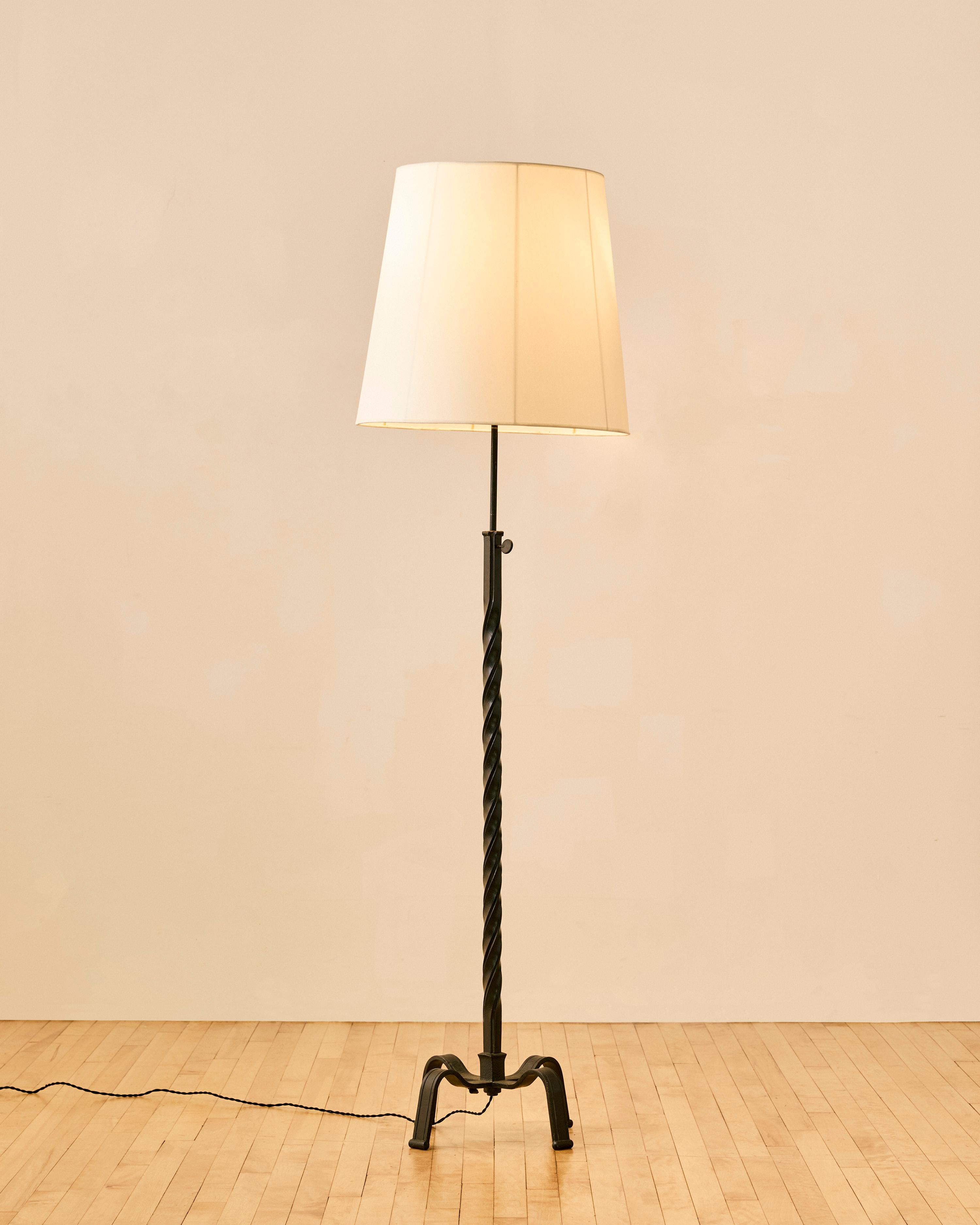 Kunsthandwerkliche Stehlampe aus französischem Eisen (Französisch) im Angebot