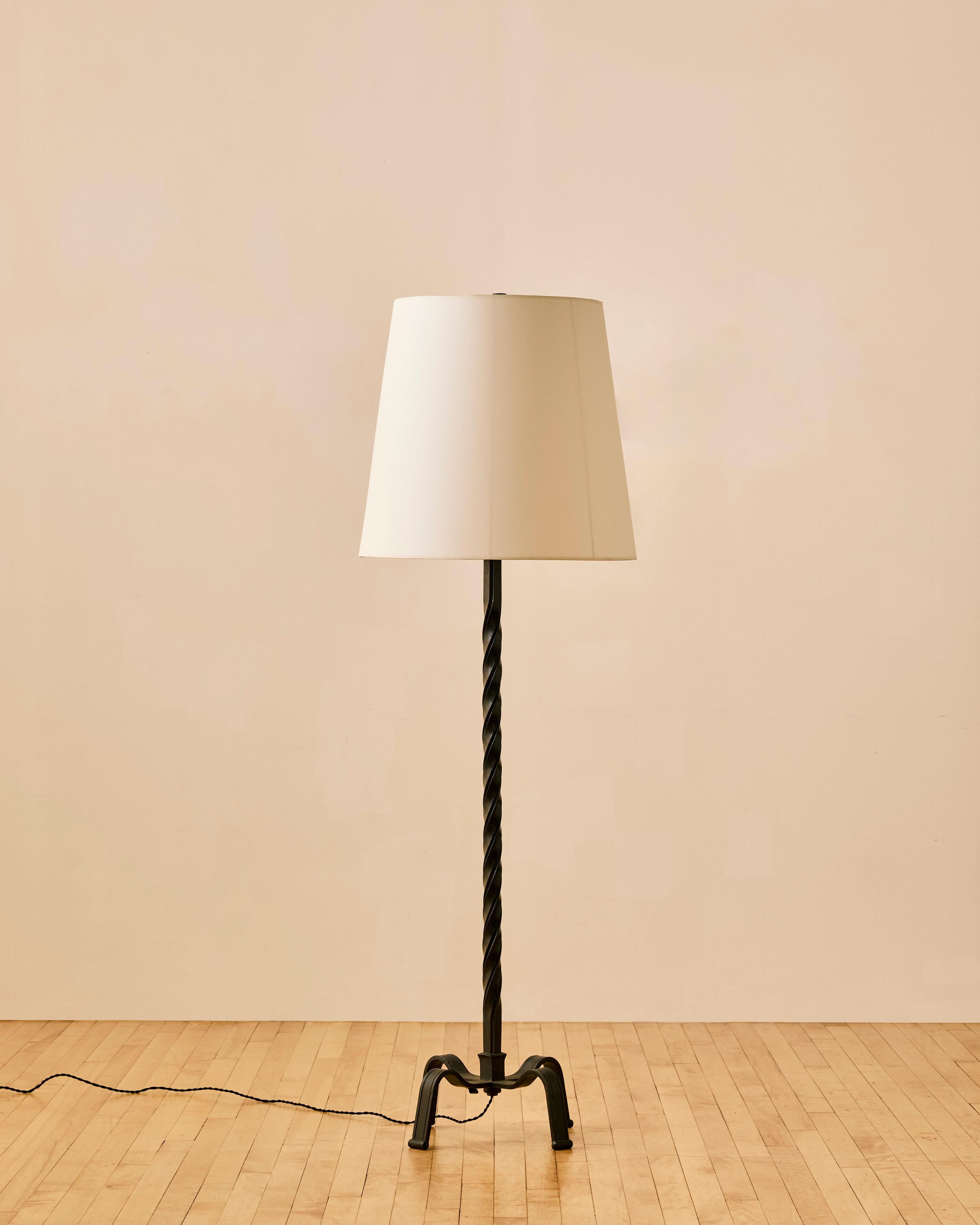 Kunsthandwerkliche Stehlampe aus französischem Eisen (Metallarbeit) im Angebot