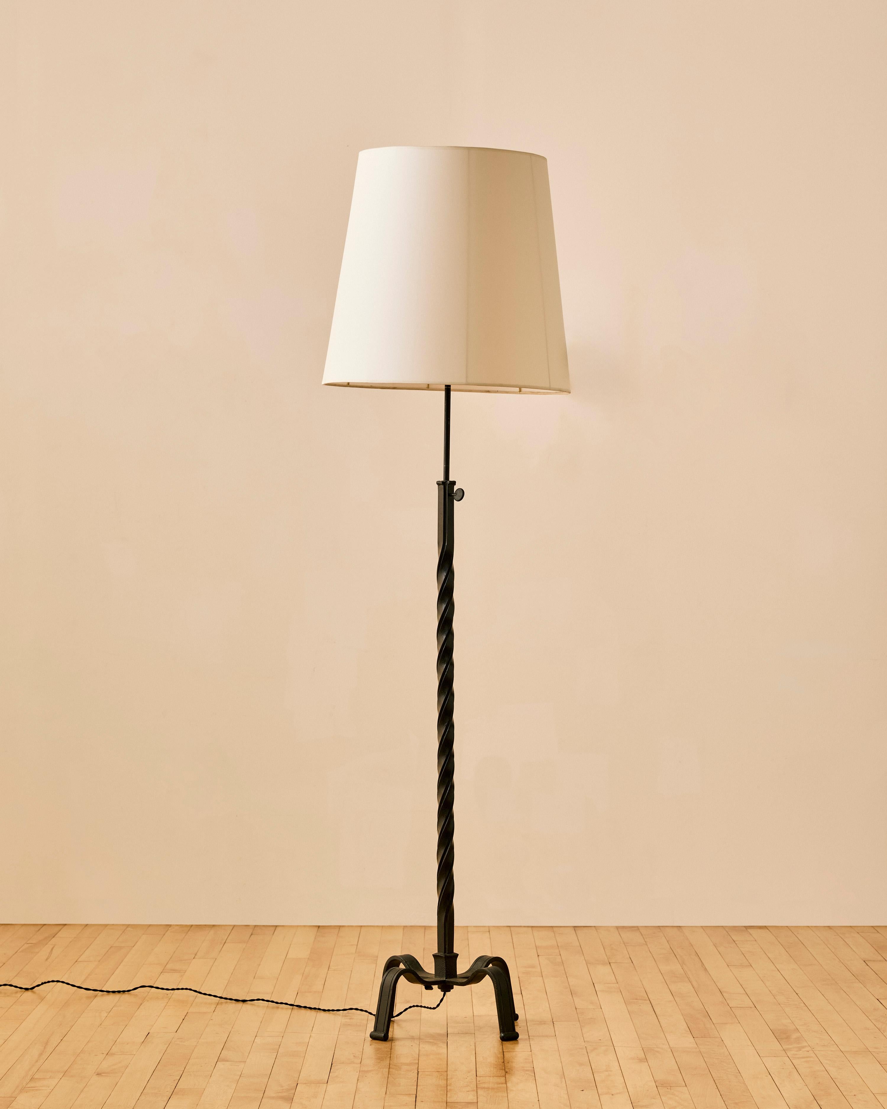 Kunsthandwerkliche Stehlampe aus französischem Eisen im Zustand „Gut“ im Angebot in Long Island City, NY