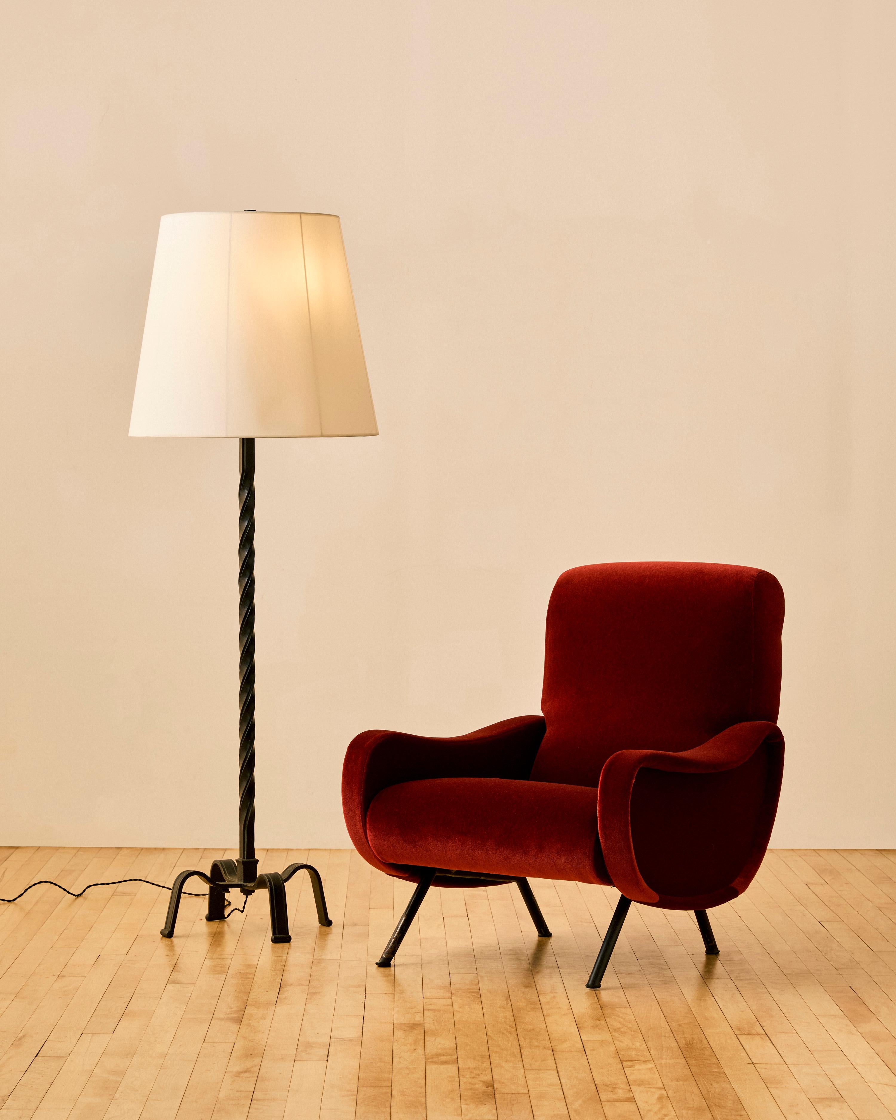 Kunsthandwerkliche Stehlampe aus französischem Eisen (20. Jahrhundert) im Angebot