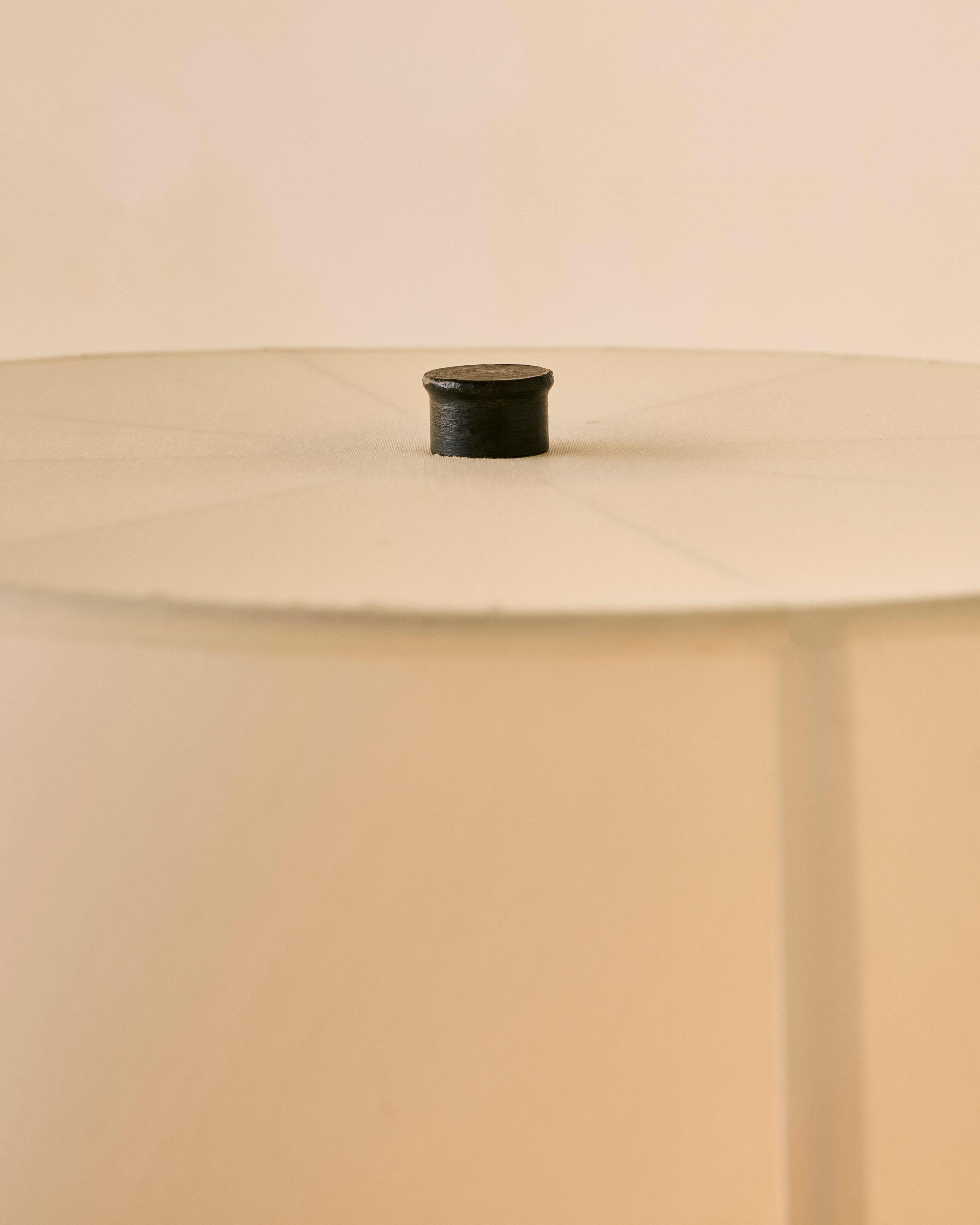 Kunsthandwerkliche Stehlampe aus französischem Eisen (Leinen) im Angebot