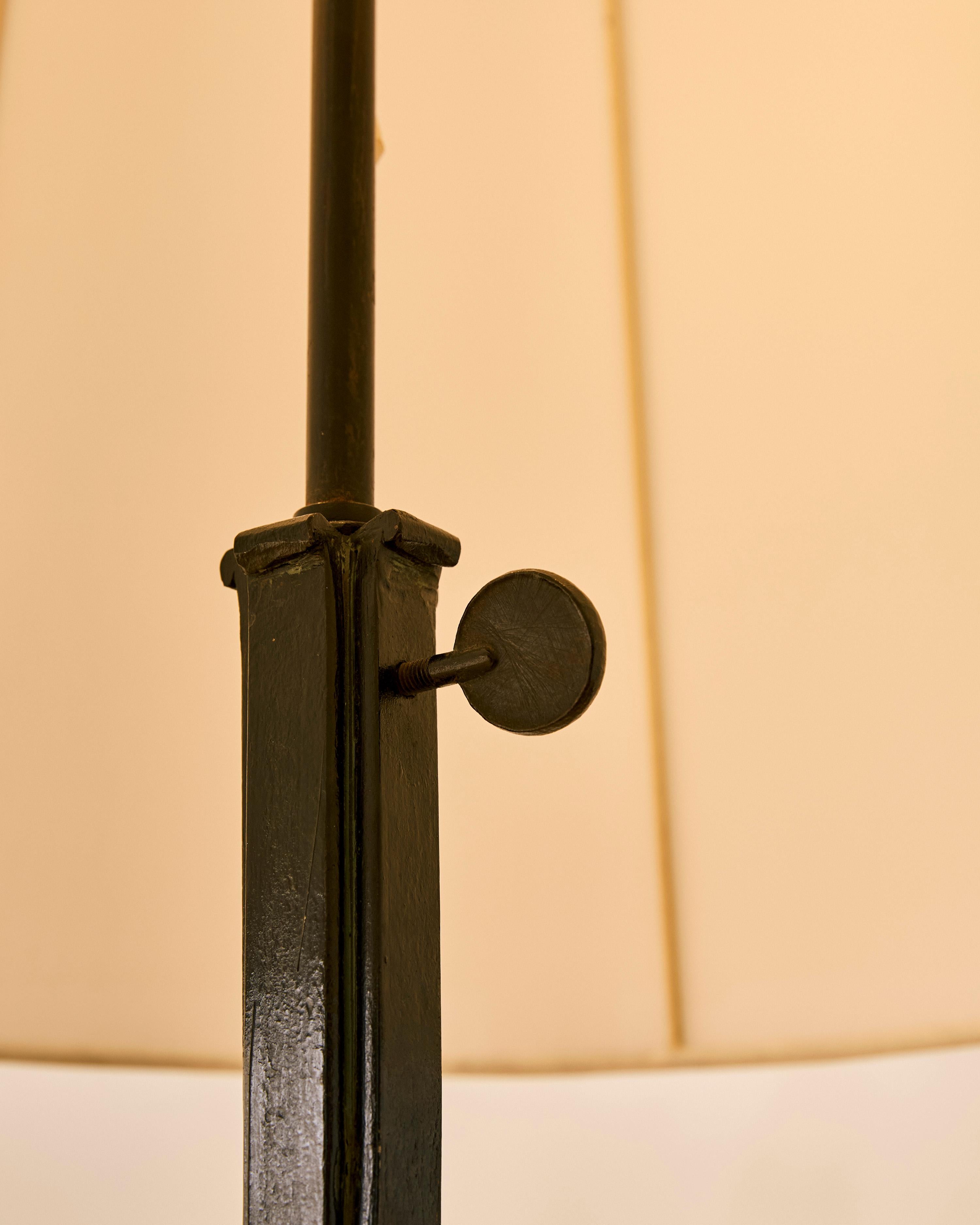 Kunsthandwerkliche Stehlampe aus französischem Eisen im Angebot 1