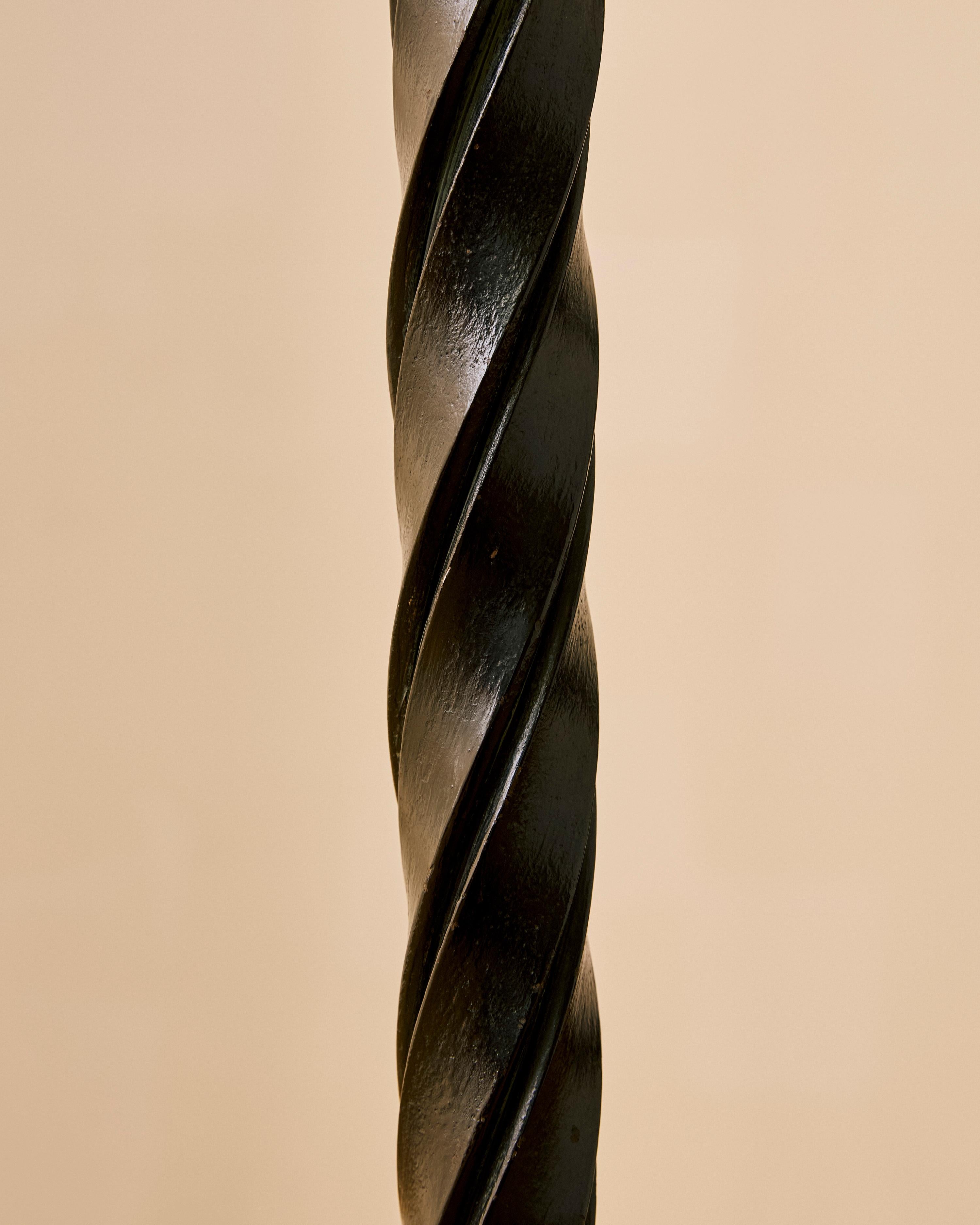 Kunsthandwerkliche Stehlampe aus französischem Eisen im Angebot 2