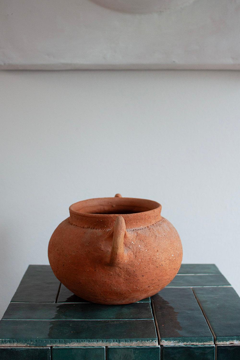 Artisan Made German Small Terracotta Amphora with Wrap Around Decoration In Good Condition For Sale In Rümmingen, BW