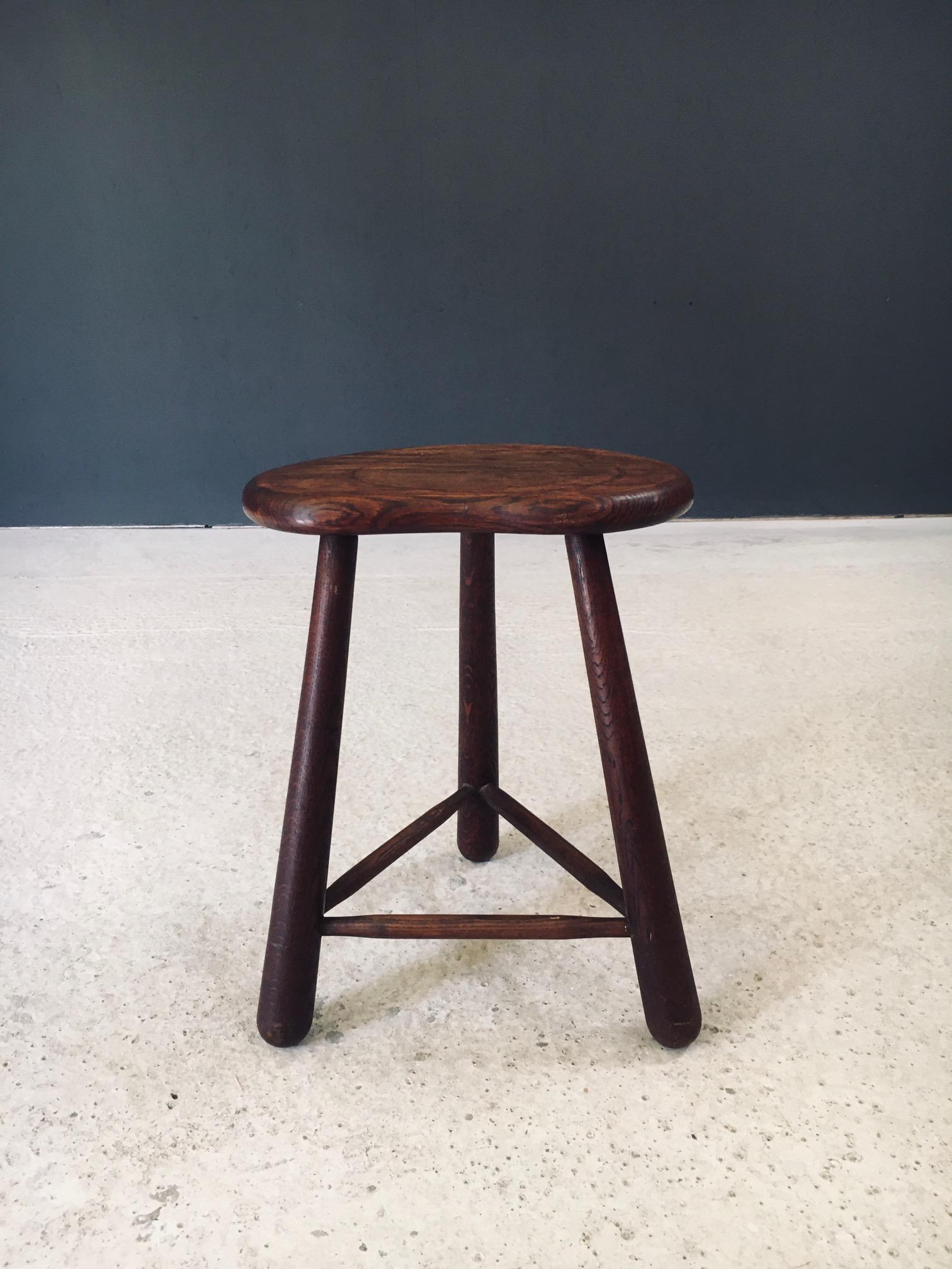 Taburete trípode artesanal con forma de riñón, Francia Años 20 en venta 6