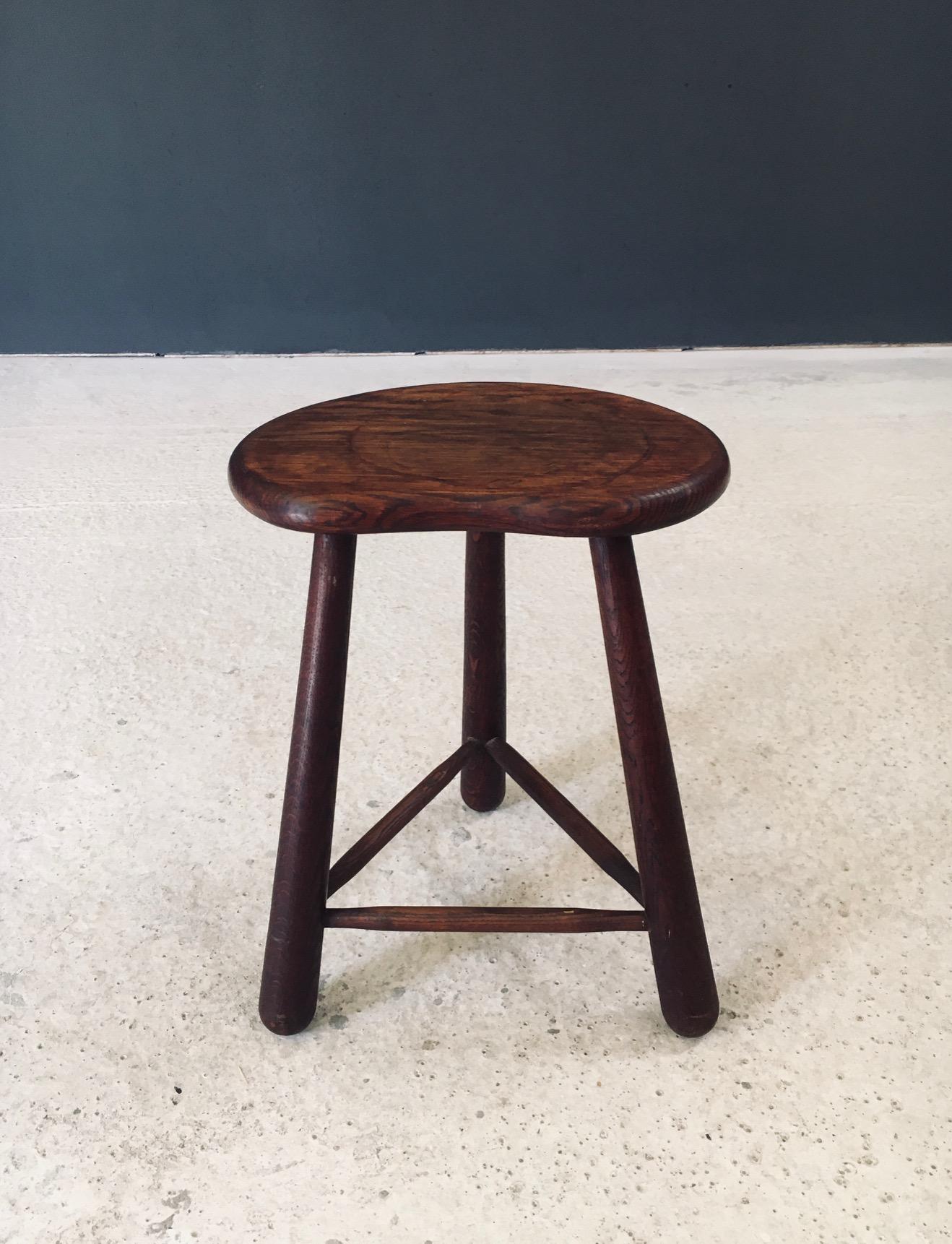 Taburete trípode artesanal con forma de riñón, Francia Años 20 en venta 7