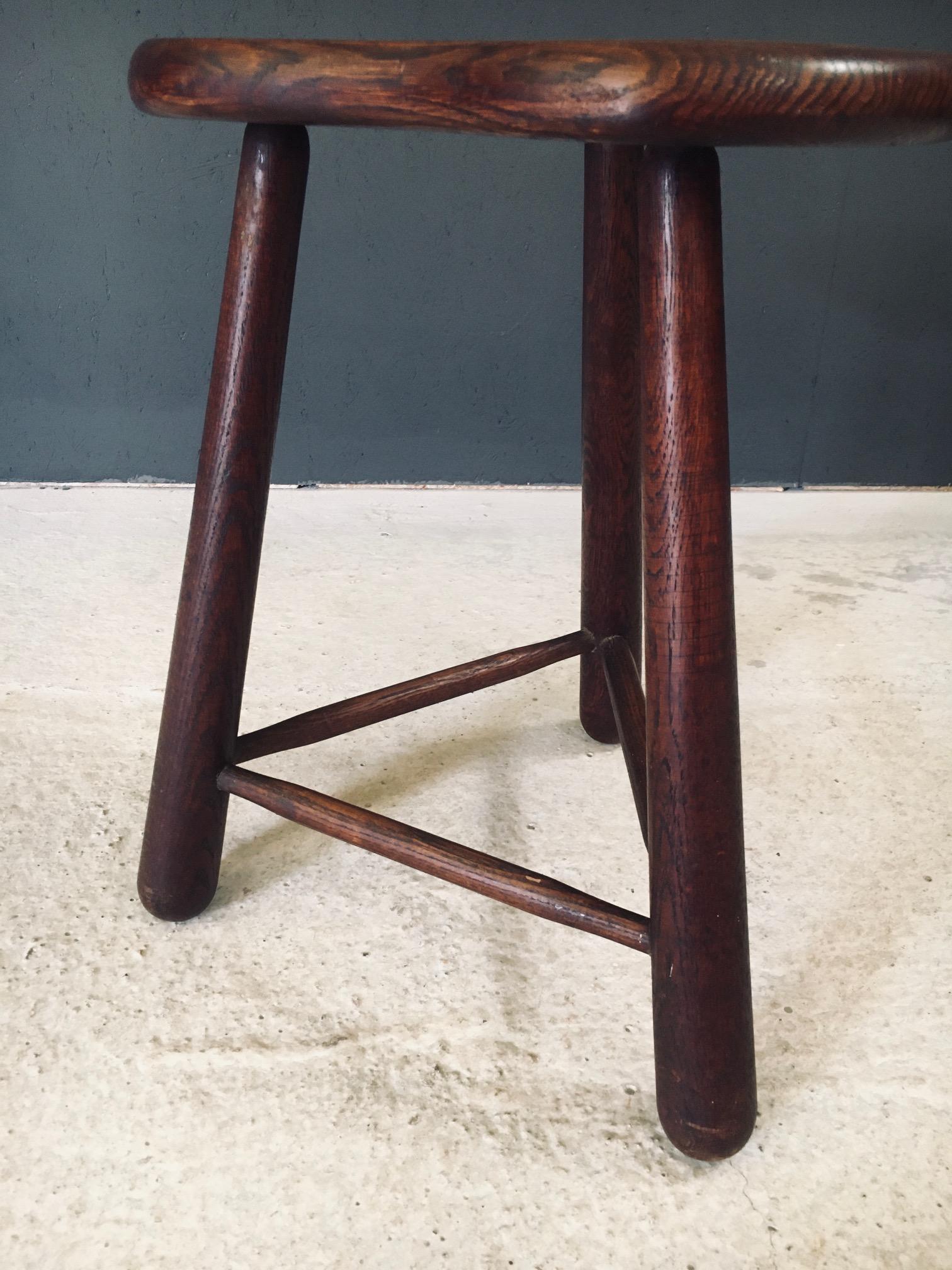 Taburete trípode artesanal con forma de riñón, Francia Años 20 en venta 9
