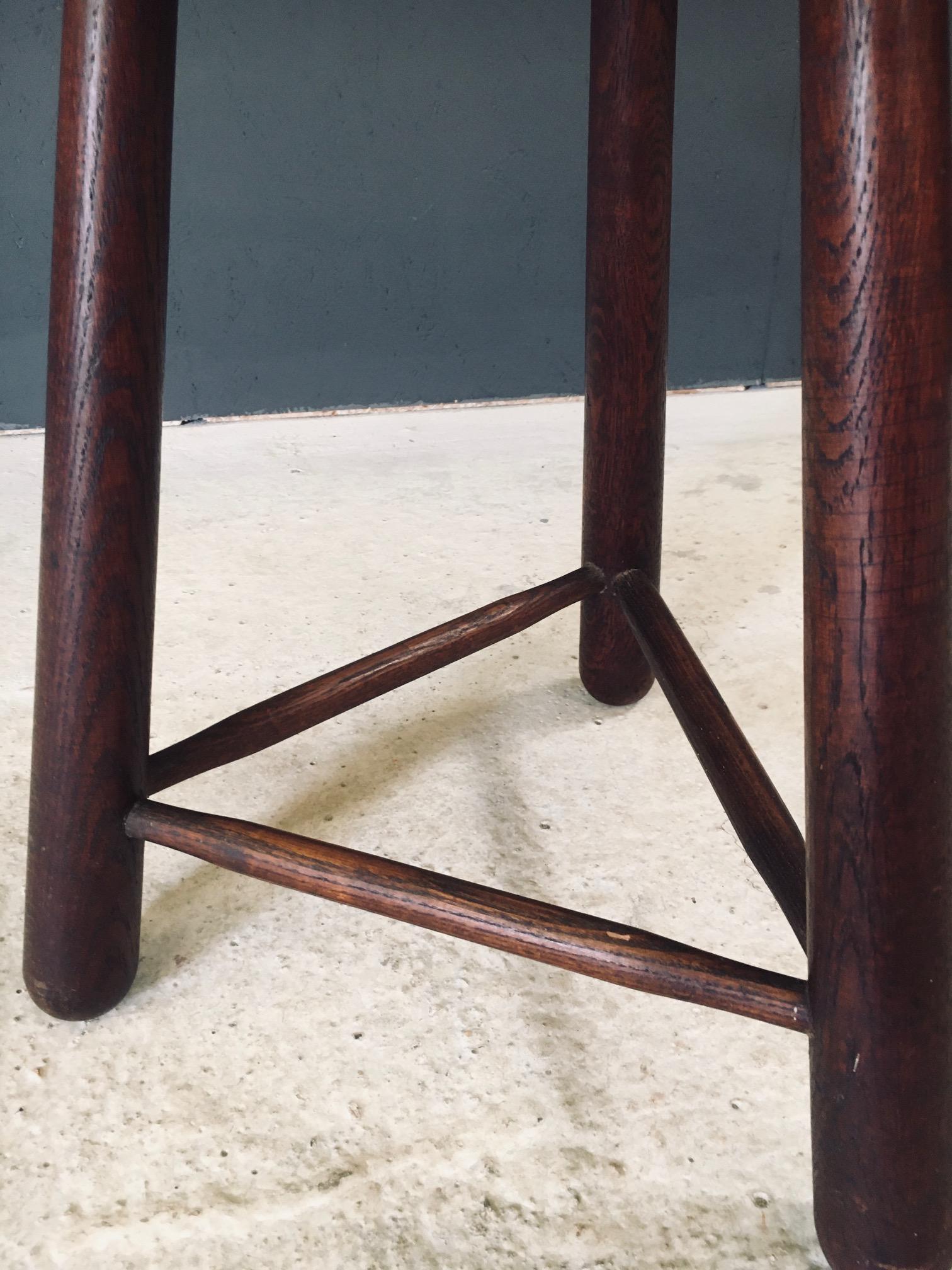 Taburete trípode artesanal con forma de riñón, Francia Años 20 en venta 10