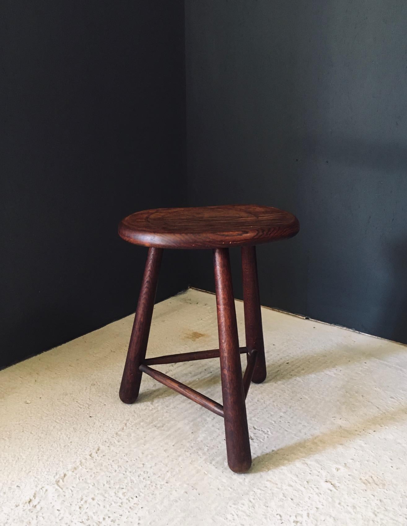 Vintage Original Taburete Trípode Artesanal con Forma de Riñón. Fabricado en Francia, principios del siglo XX, época de los años veinte. Taburete construido en madera maciza de roble. Está en muy buen estado, con los signos normales de uso y