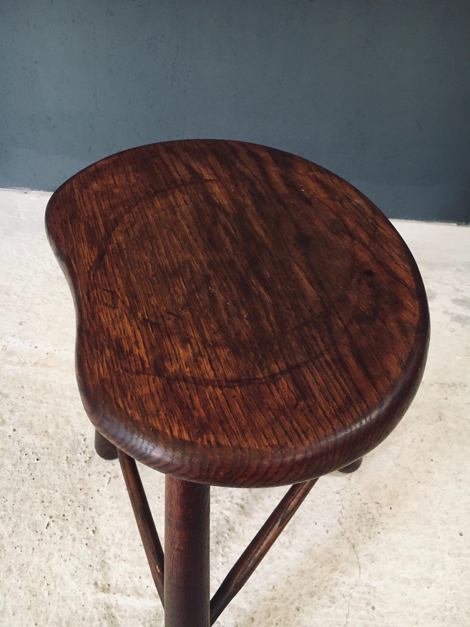Taburete trípode artesanal con forma de riñón, Francia Años 20 en venta 13