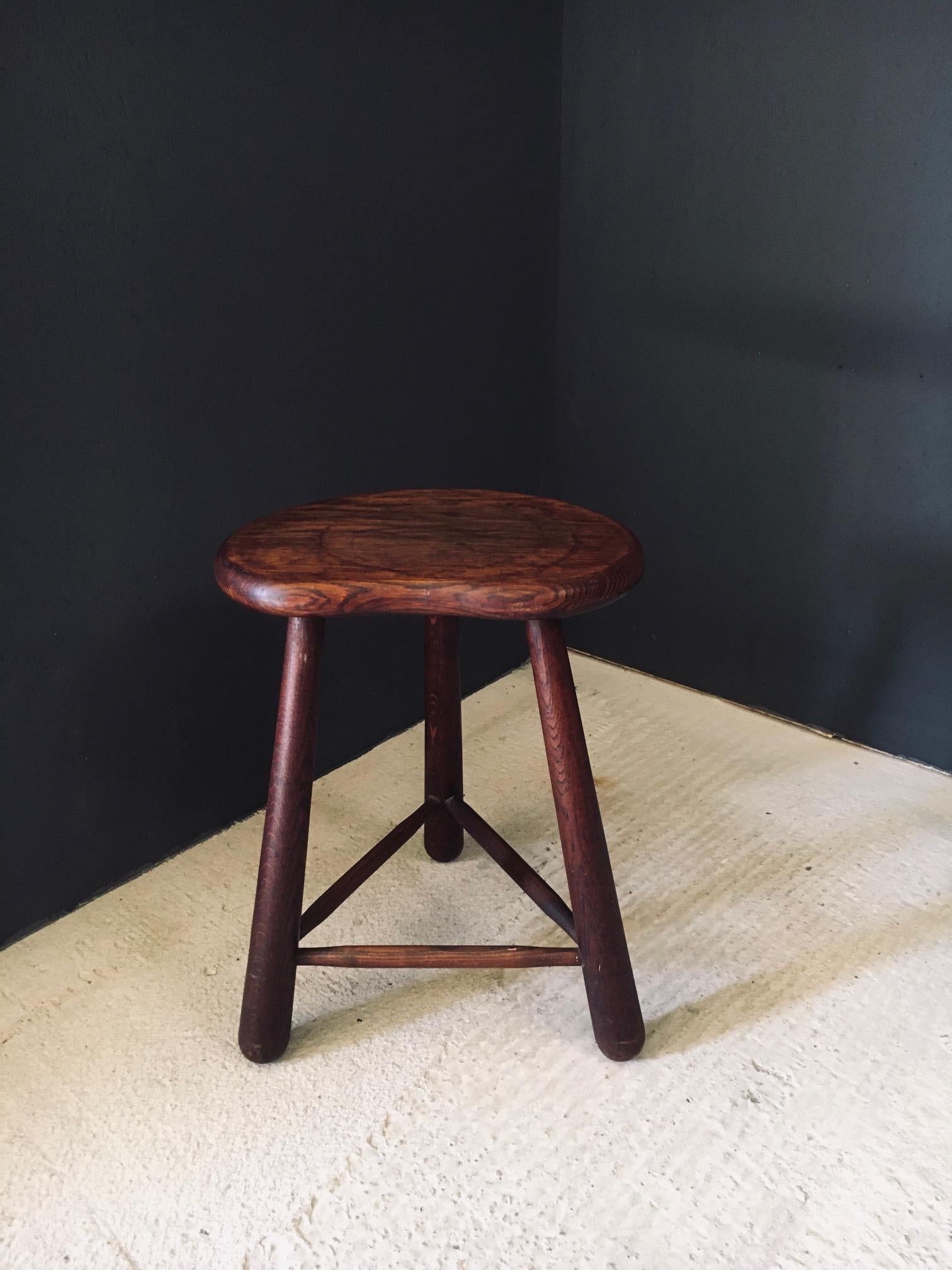 Taburete trípode artesanal con forma de riñón, Francia Años 20 Francés en venta