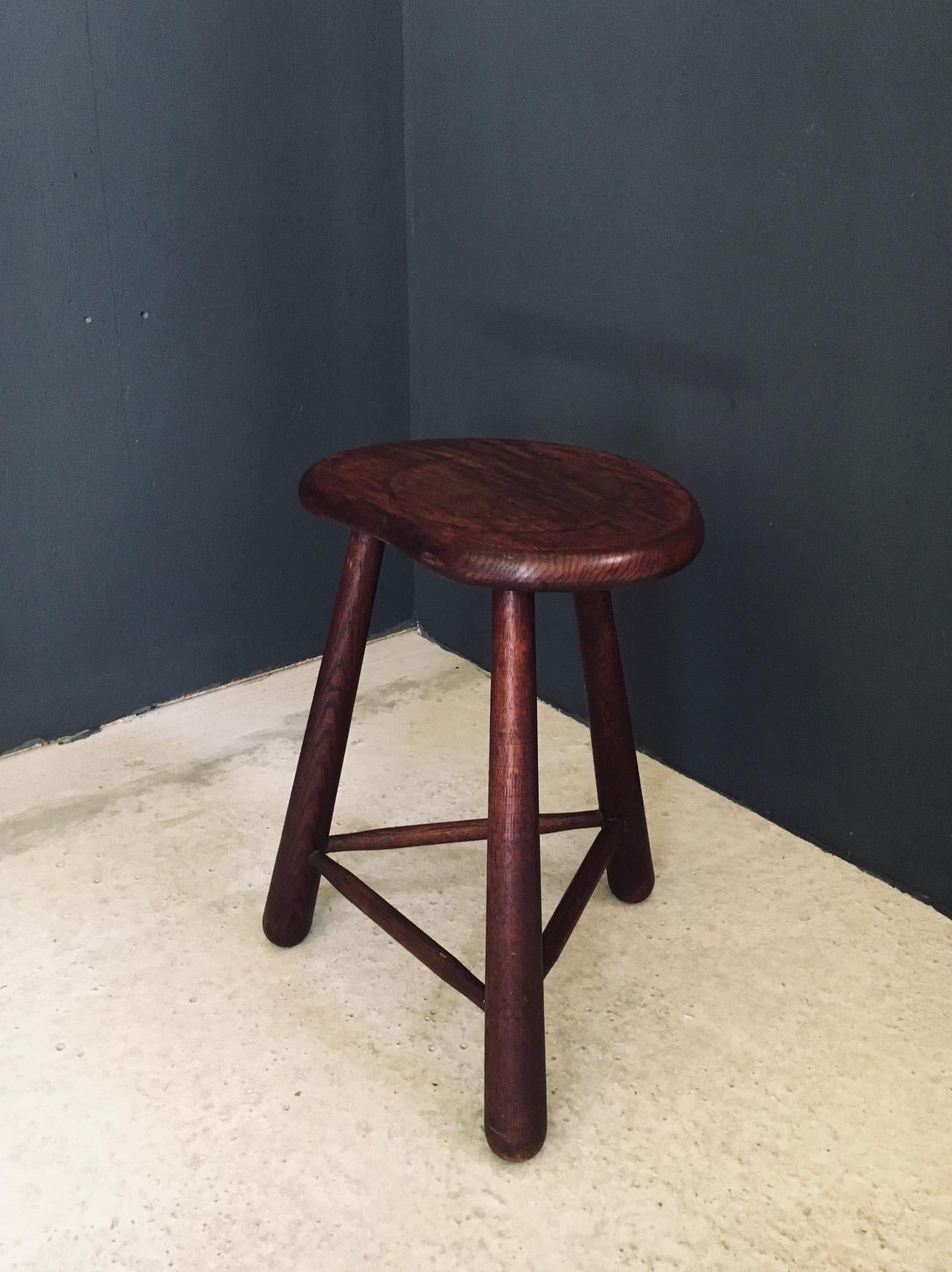 Taburete trípode artesanal con forma de riñón, Francia Años 20 en Bueno estado para la venta en Oud-Turnhout, VAN