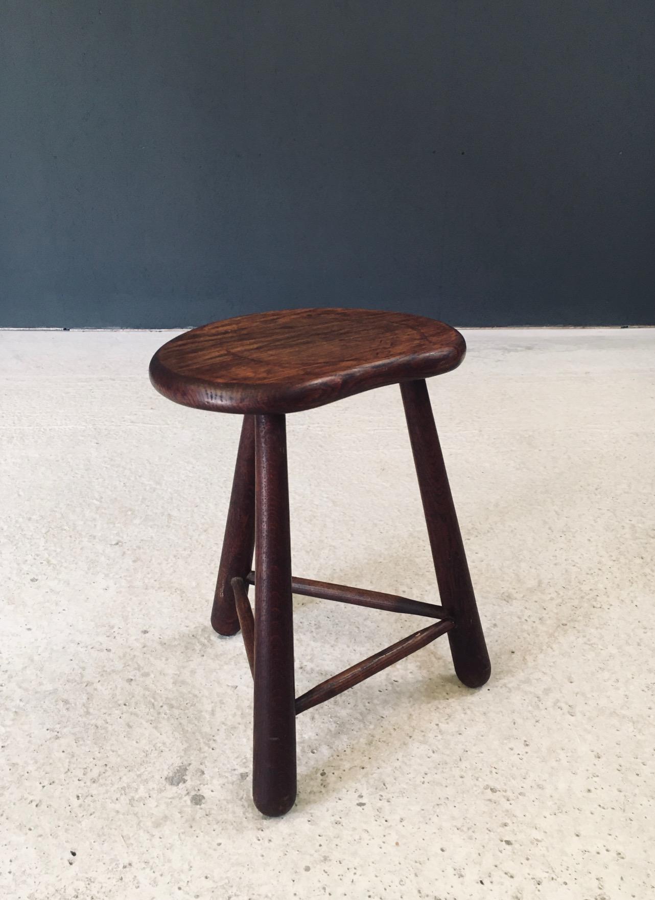 Taburete trípode artesanal con forma de riñón, Francia Años 20 Roble en venta