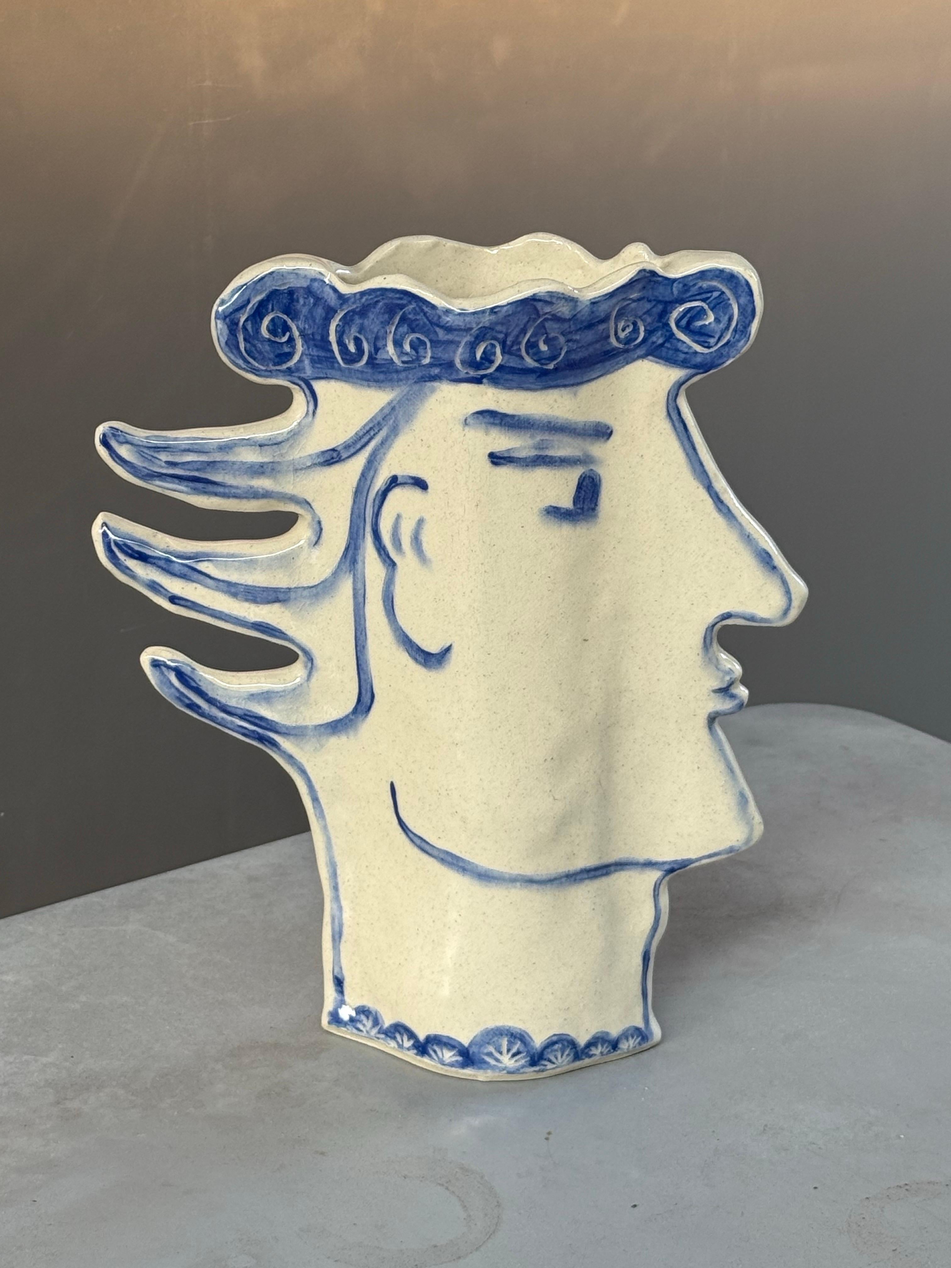 Vaso artigianale con volto maschile in vendita 1