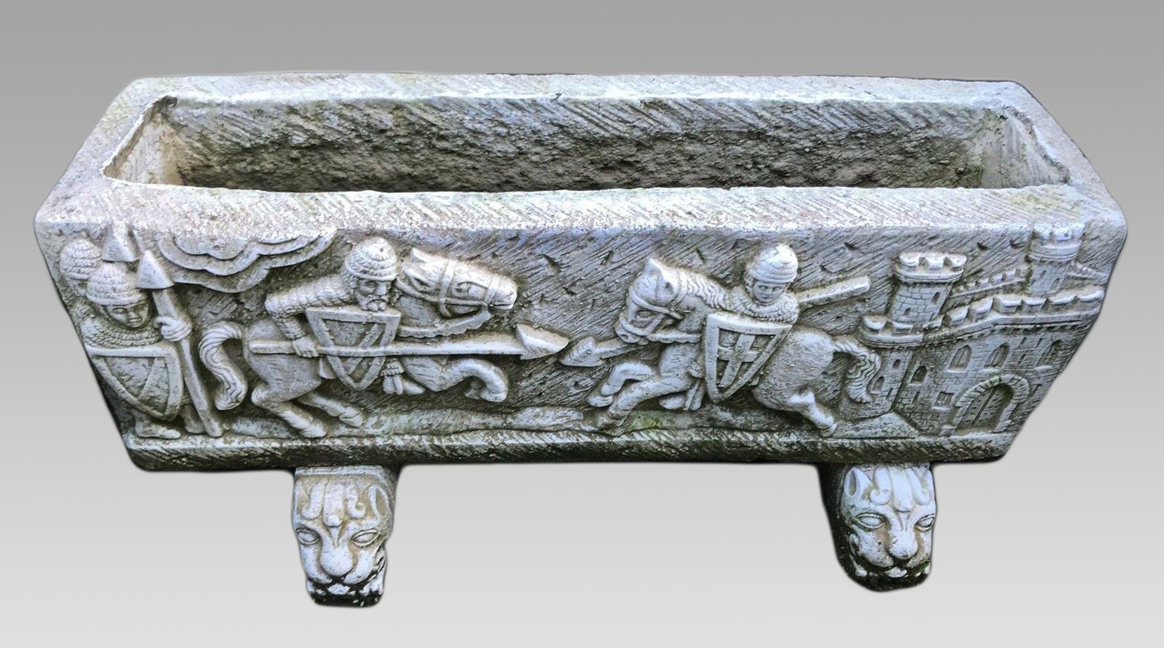 Jardinière artisanale en pierre de style médiéval sur pieds de lion - Une des quatre disponibles

Impressionnante et décorative jardinière rectangulaire en pierre composite, fabriquée artisanalement dans le Pays noir à la fin du XXe siècle. Cette