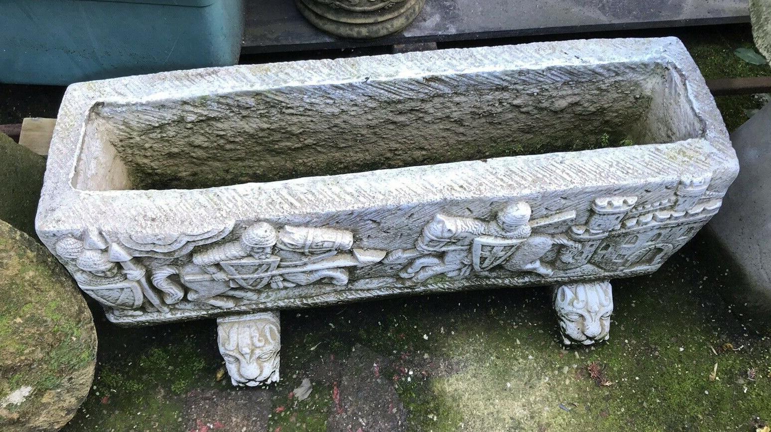 Britannique Jardinière artisanale en pierre de style médiéval sur pieds de lion en vente