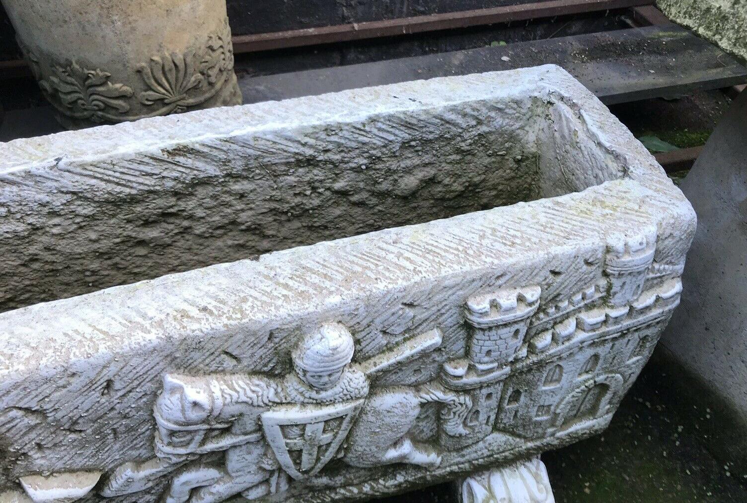 XXIe siècle et contemporain Jardinière artisanale en pierre de style médiéval sur pieds de lion en vente