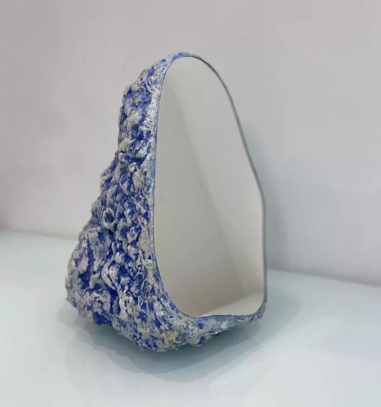 Miroir 'Magritte' de Nicola Cecutti, unique et rare, fait par un artisan contemporain. 

Conceptualisé et dessiné par Nicola, ce miroir est à la fois une œuvre d'art et fonctionnel. Il ajoute un élément ludique à tout intérieur et donne de l'intérêt
