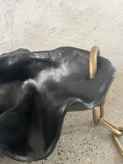 Contemporary Object d'Art / Lederumwickelte Muschel mit handgefertigter Bronzekette