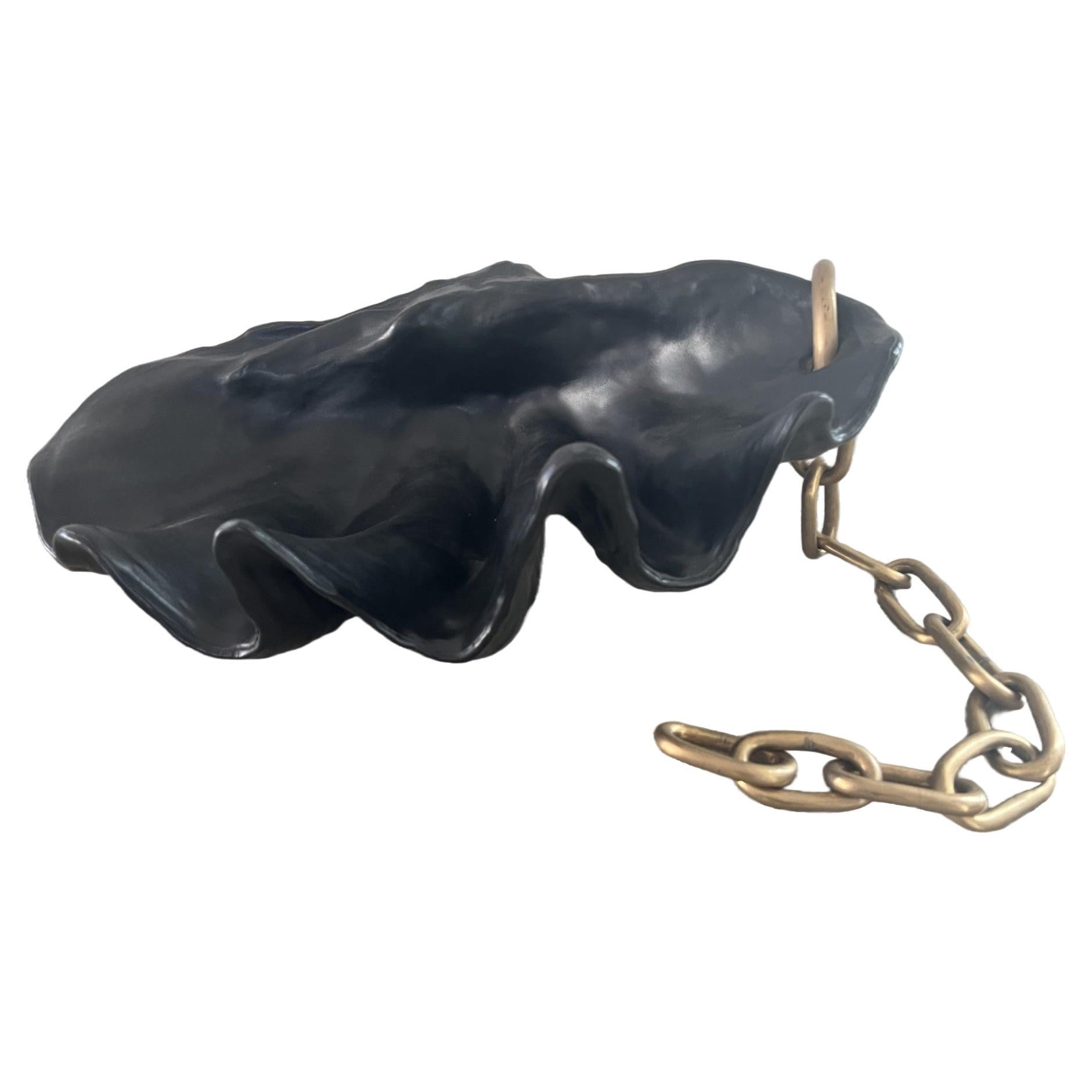 Contemporary Object d'Art / Lederumwickelte Muschel mit handgefertigter Bronzekette   im Angebot
