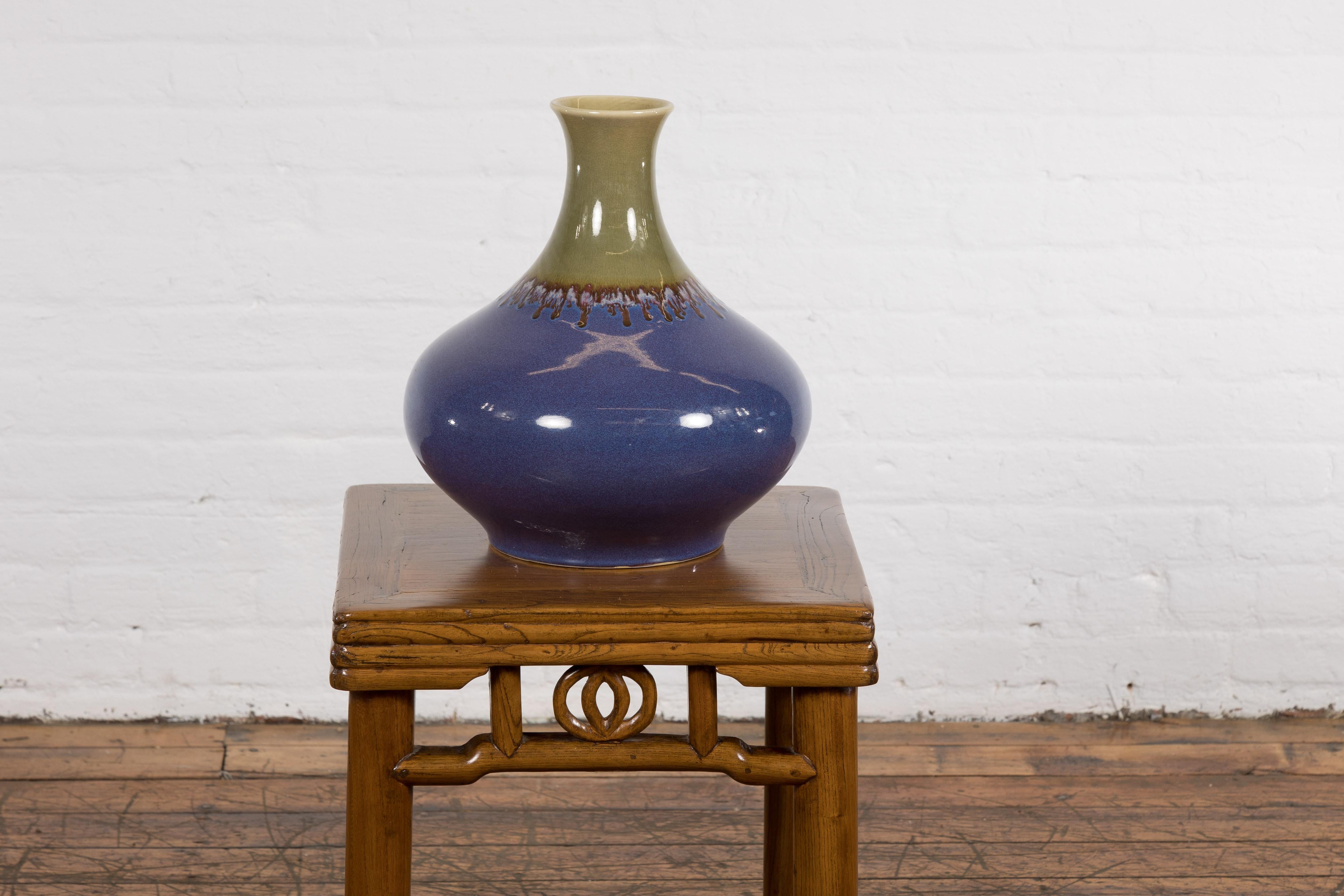 Vaso artigianale in ceramica con smalto pervinca e collo a tromba in vendita 6
