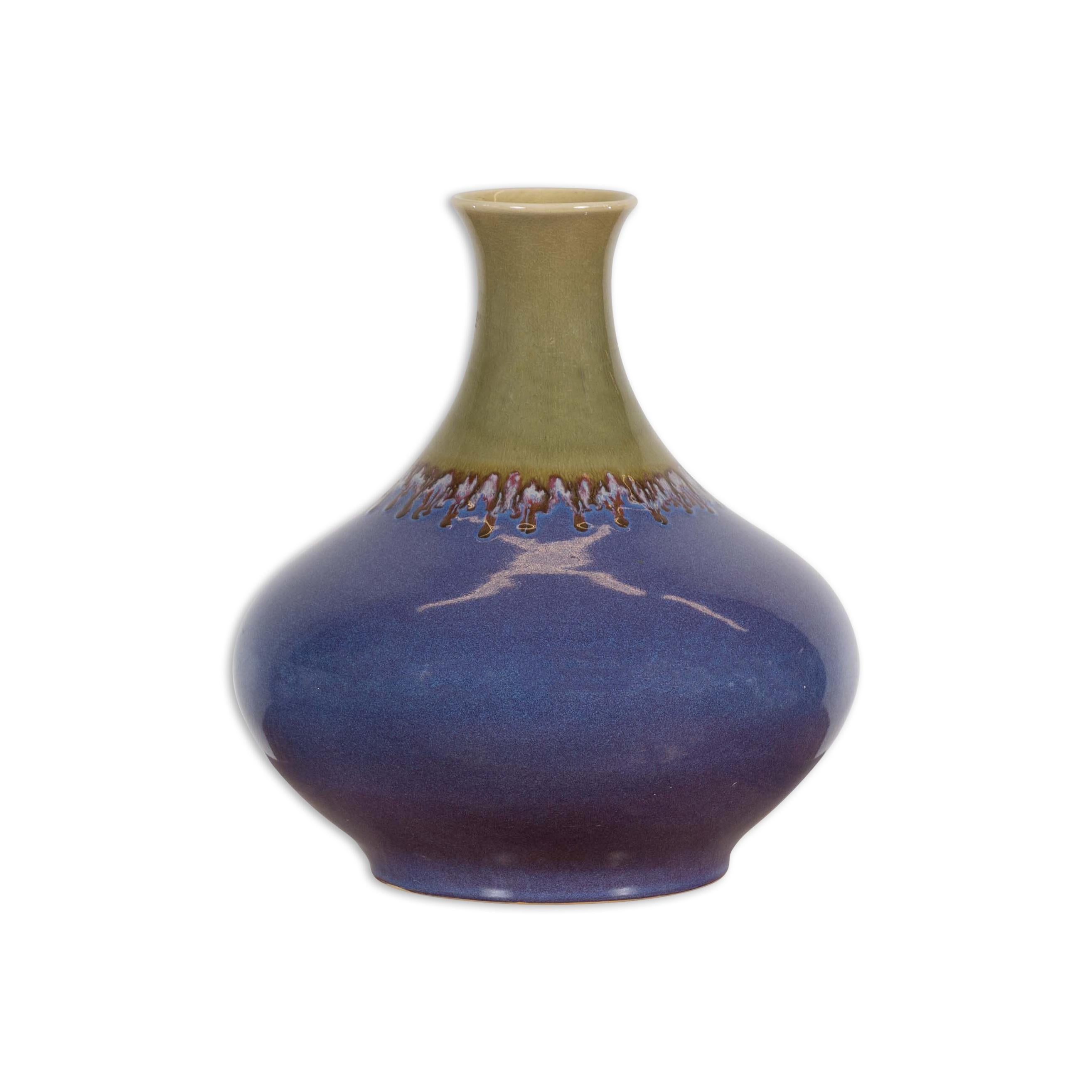 Vaso artigianale in ceramica con smalto pervinca e collo a tromba in vendita 9