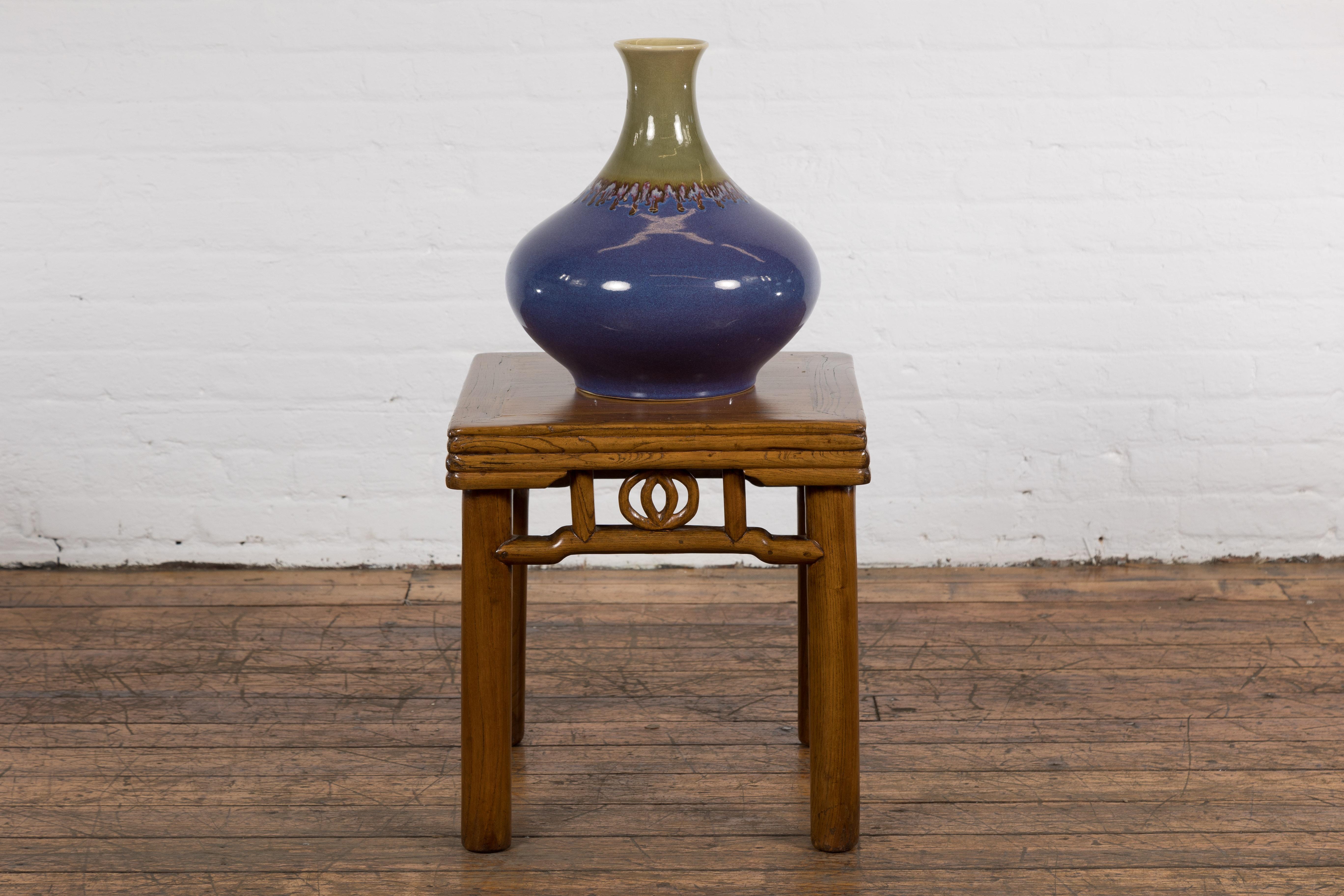 Smaltato Vaso artigianale in ceramica con smalto pervinca e collo a tromba in vendita