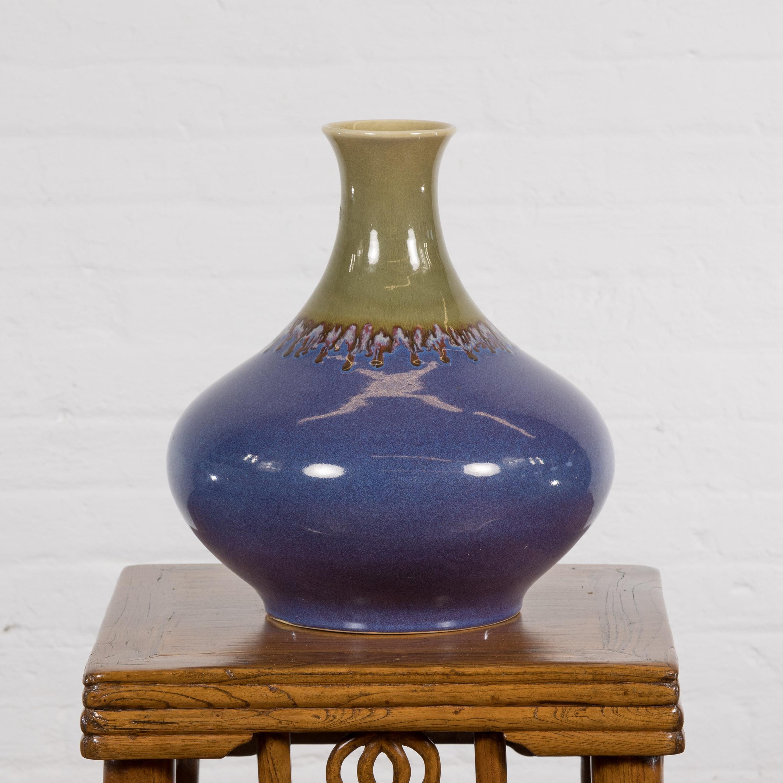 Contemporary Vase aus lila und grüner Keramik im Zustand „Hervorragend“ im Angebot in Yonkers, NY