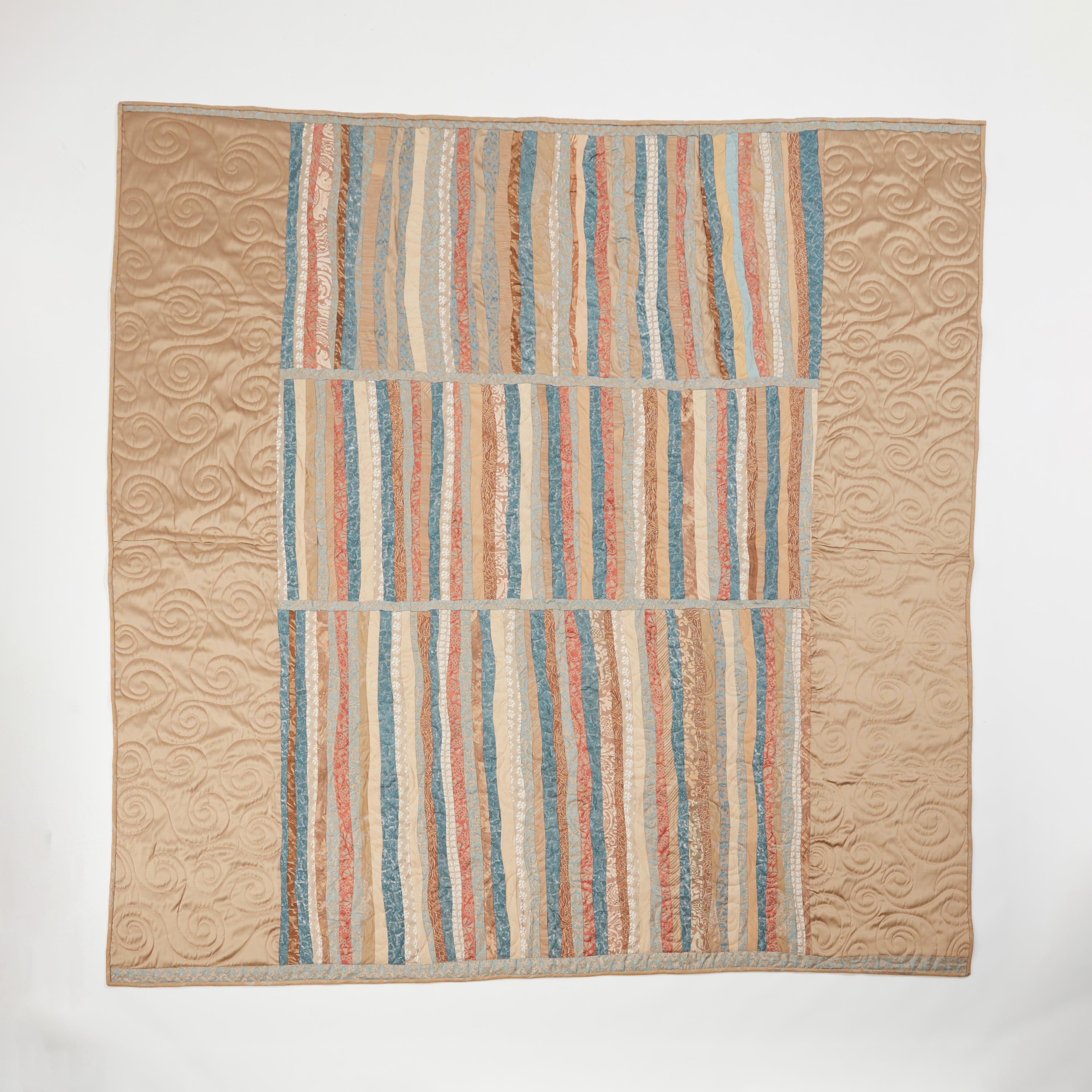 Kunsthandwerklich hergestellter Quilt aus altem Fortuny-Stoff, dessen Rand und Rückseite von einer Quiltmeisterin handgequiltet wurde. Die Ränder sind mit Schrägband eingefasst und mit der Signatur von Fortuny versehen. Neu und unbenutzt.