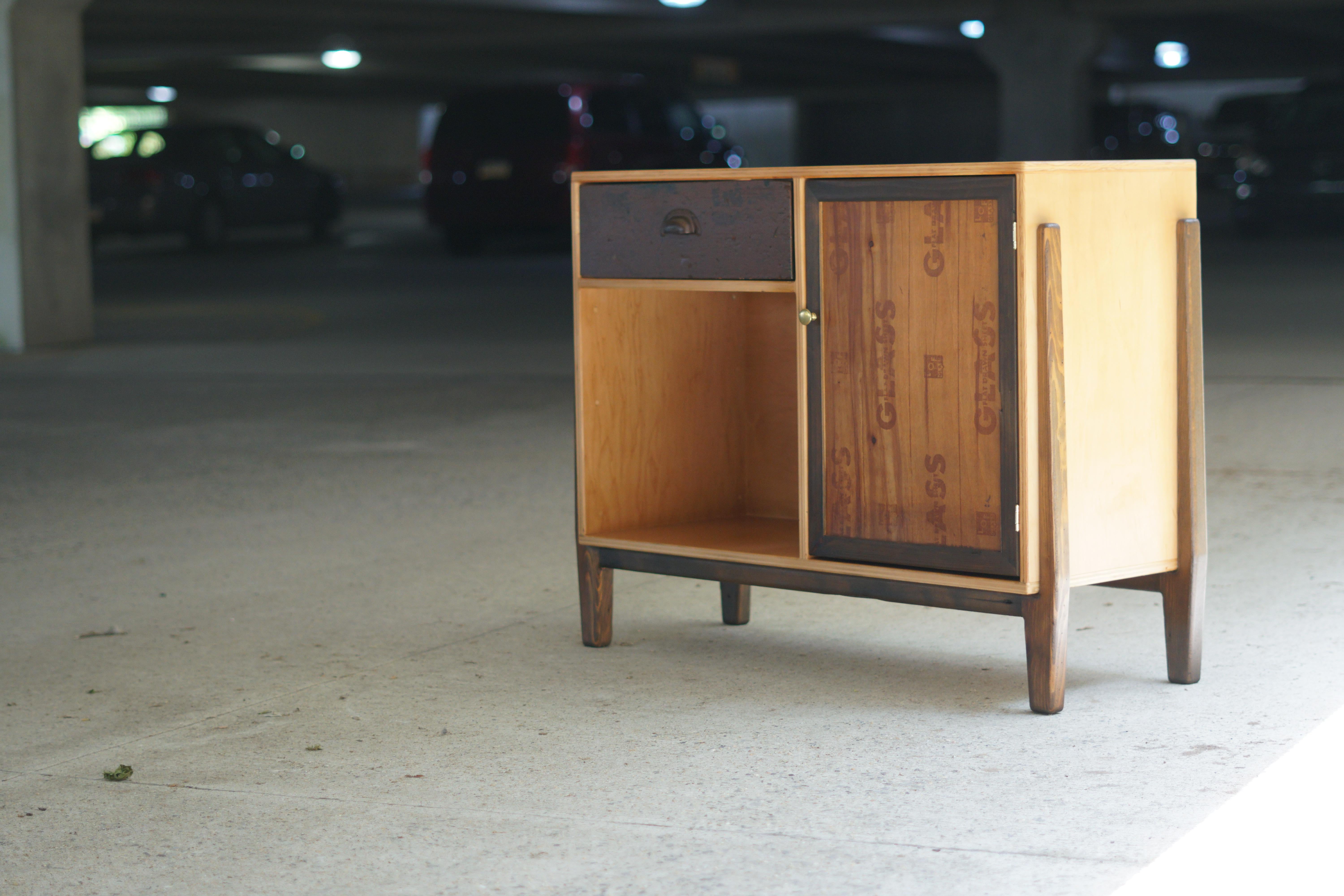 Handwerklich hergestellter Schrank aus wiederverwendetem und modernem Holz (Moderne) im Angebot