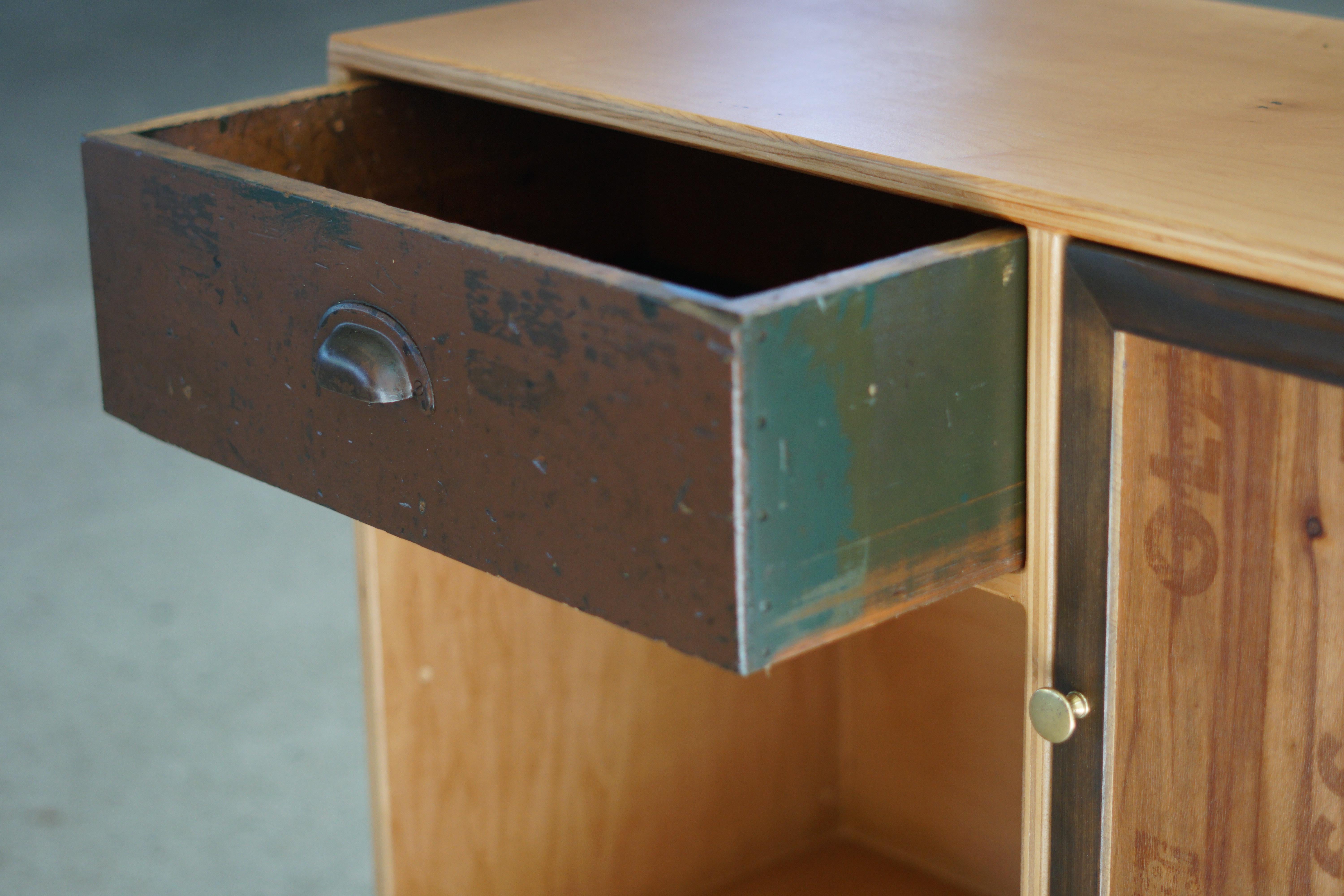 Handwerklich hergestellter Schrank aus wiederverwendetem und modernem Holz (amerikanisch) im Angebot
