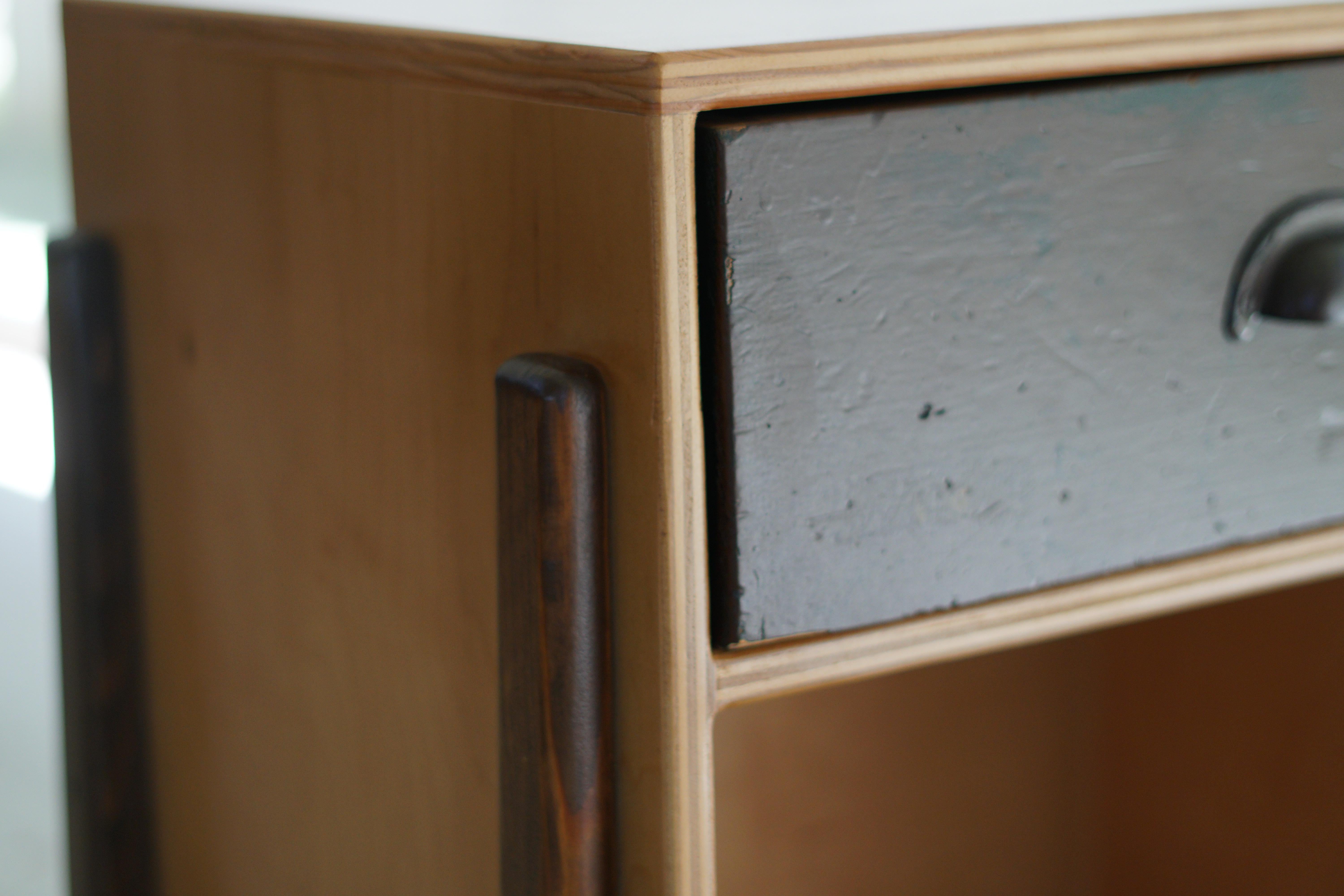 Handwerklich hergestellter Schrank aus wiederverwendetem und modernem Holz im Zustand „Gut“ im Angebot in Hopewell, NJ