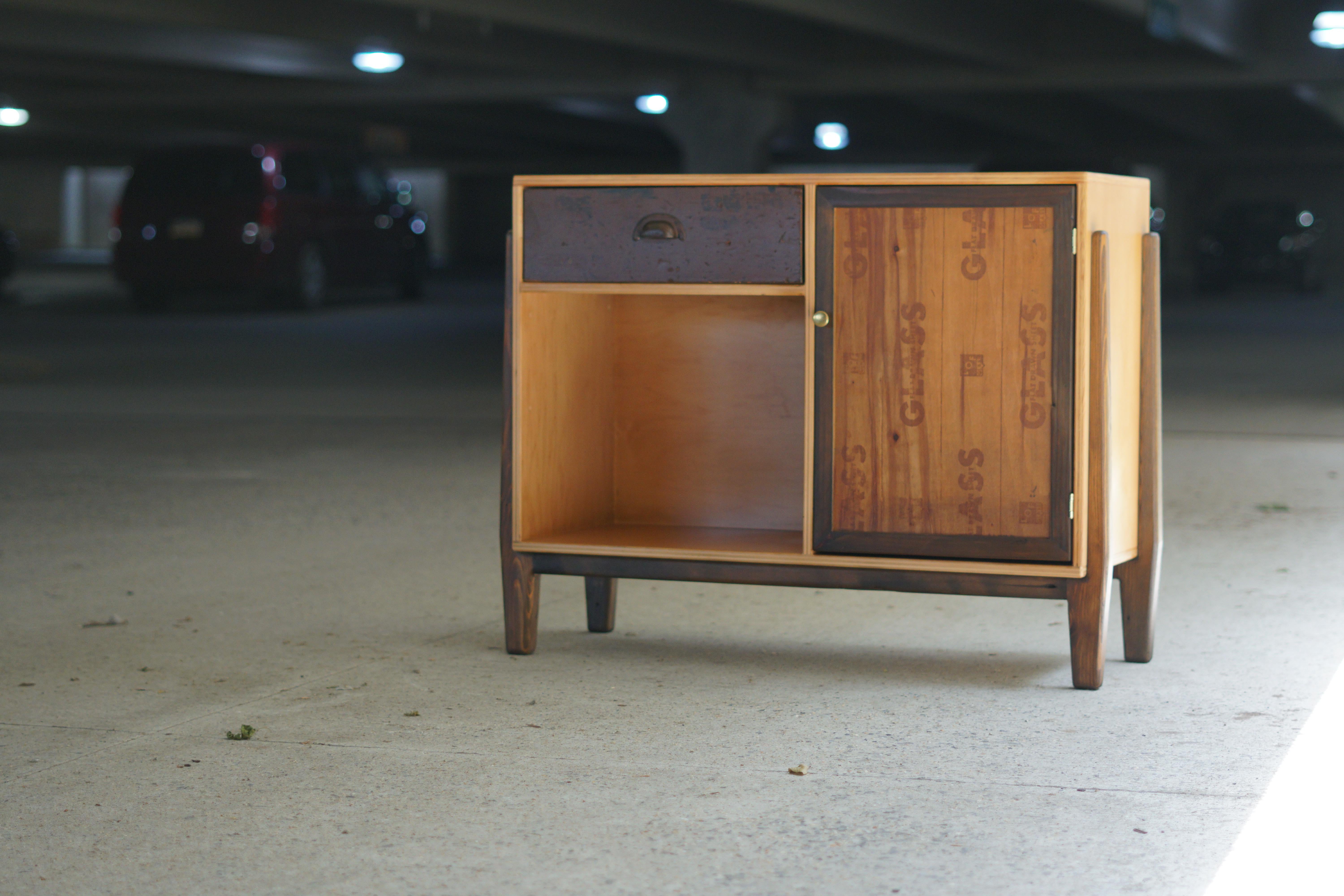 Handwerklich hergestellter Schrank aus wiederverwendetem und modernem Holz (Ahornholz) im Angebot
