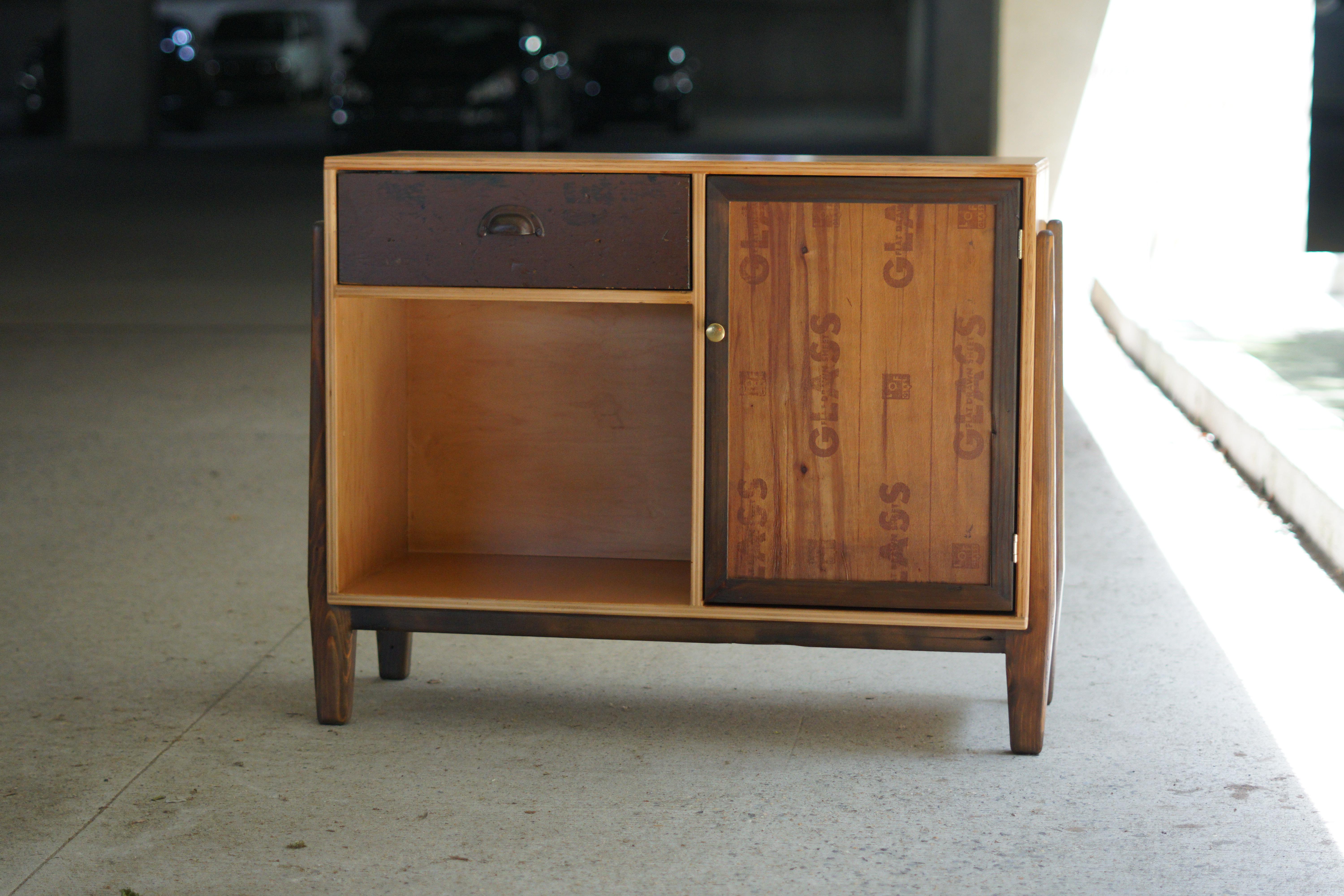 Handwerklich hergestellter Schrank aus wiederverwendetem und modernem Holz im Angebot 2