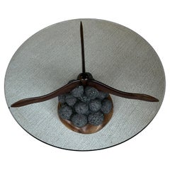 Table basse sculpturale en fonte d'aluminium et verre, fabriquée par un artisan