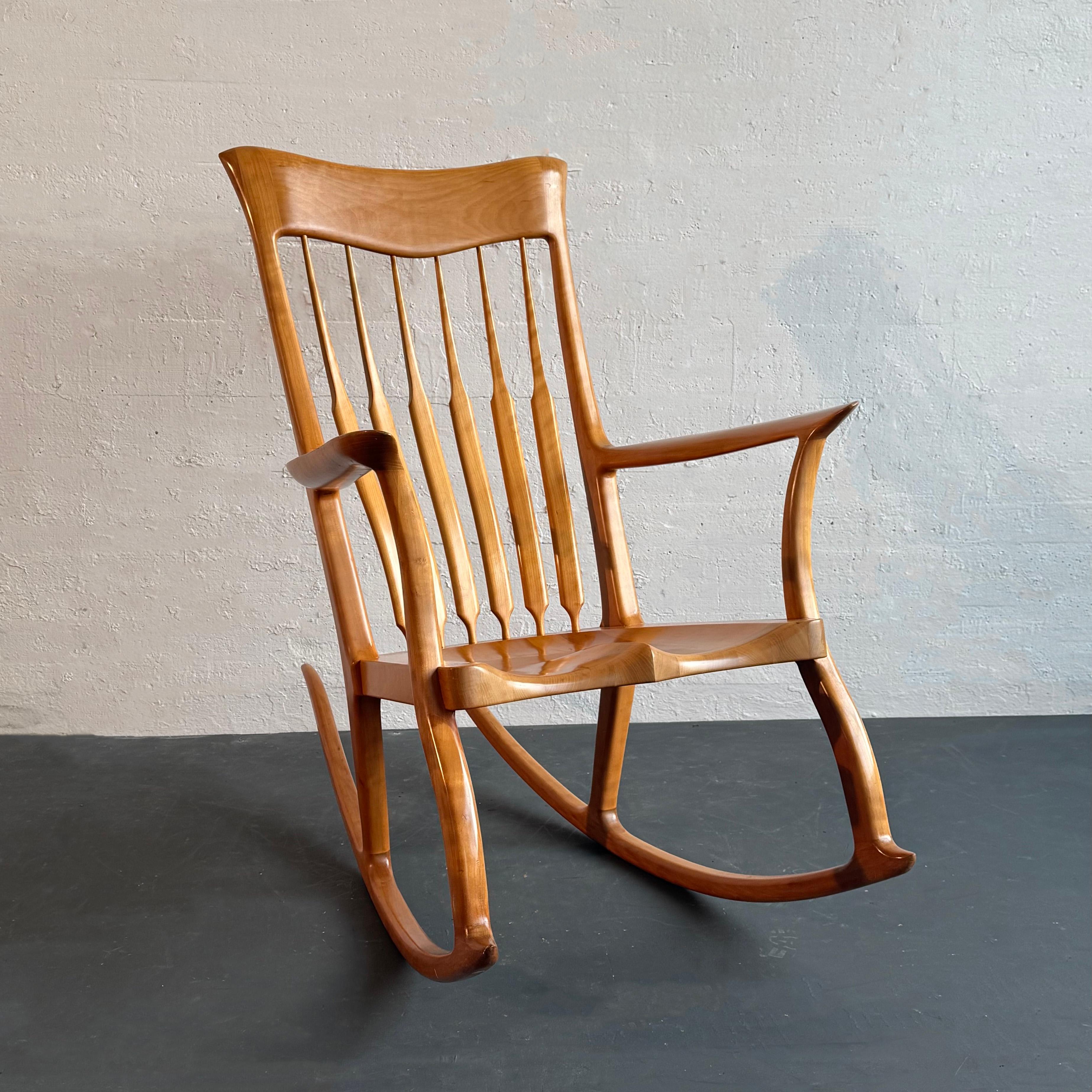 Ce superbe rocking-chair artisanal est fabriqué à la main dans le style du célèbre fabricant de meubles et menuisier américain Sam Maloof, considéré comme une figure centrale du mouvement artisanal américain de l'après-guerre. Chaque pièce de ce