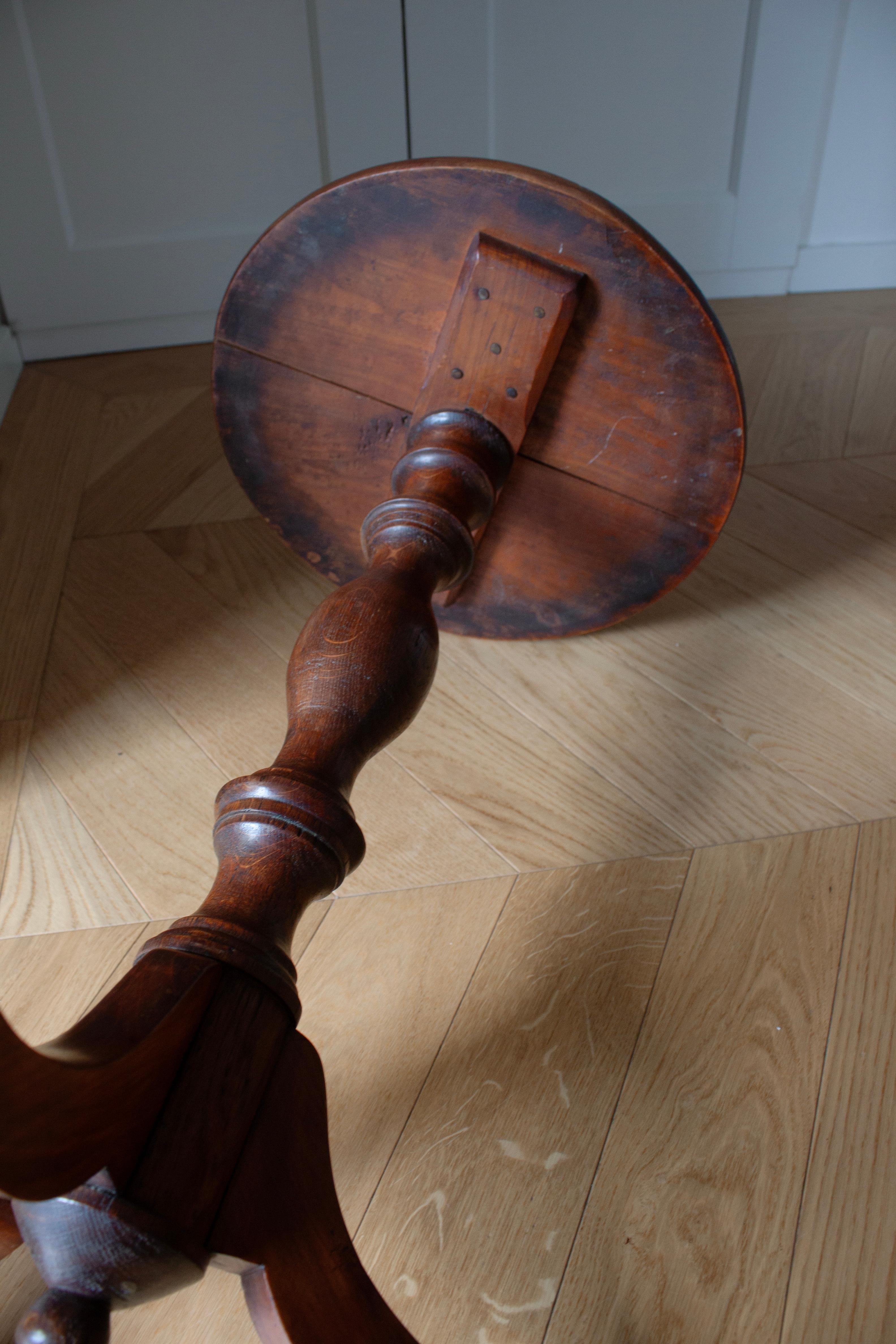 Table d'appoint en bois ornée avec plateau rond de fabrication artisanale en vente 2