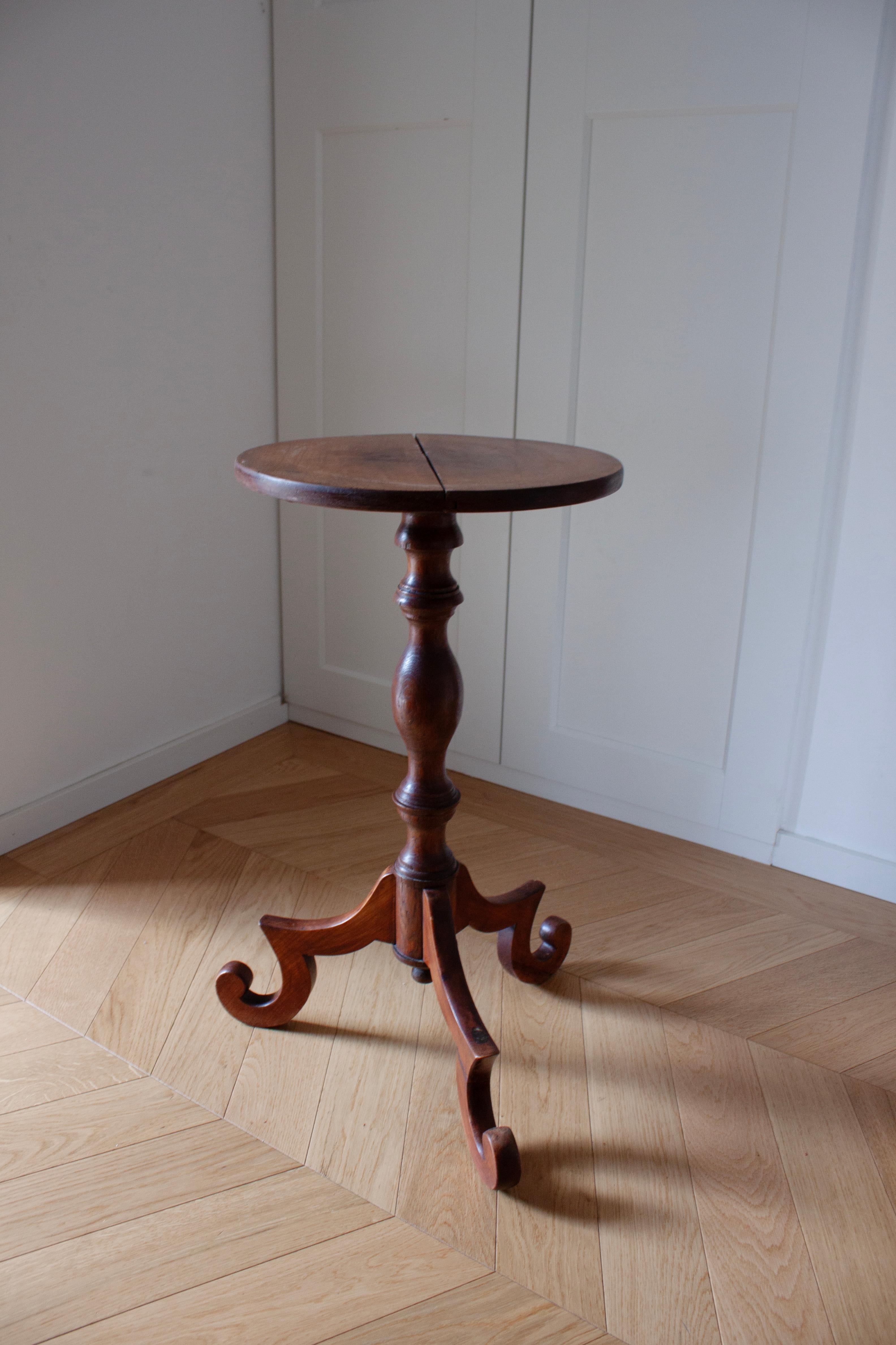 Georgien Table d'appoint en bois ornée avec plateau rond de fabrication artisanale en vente