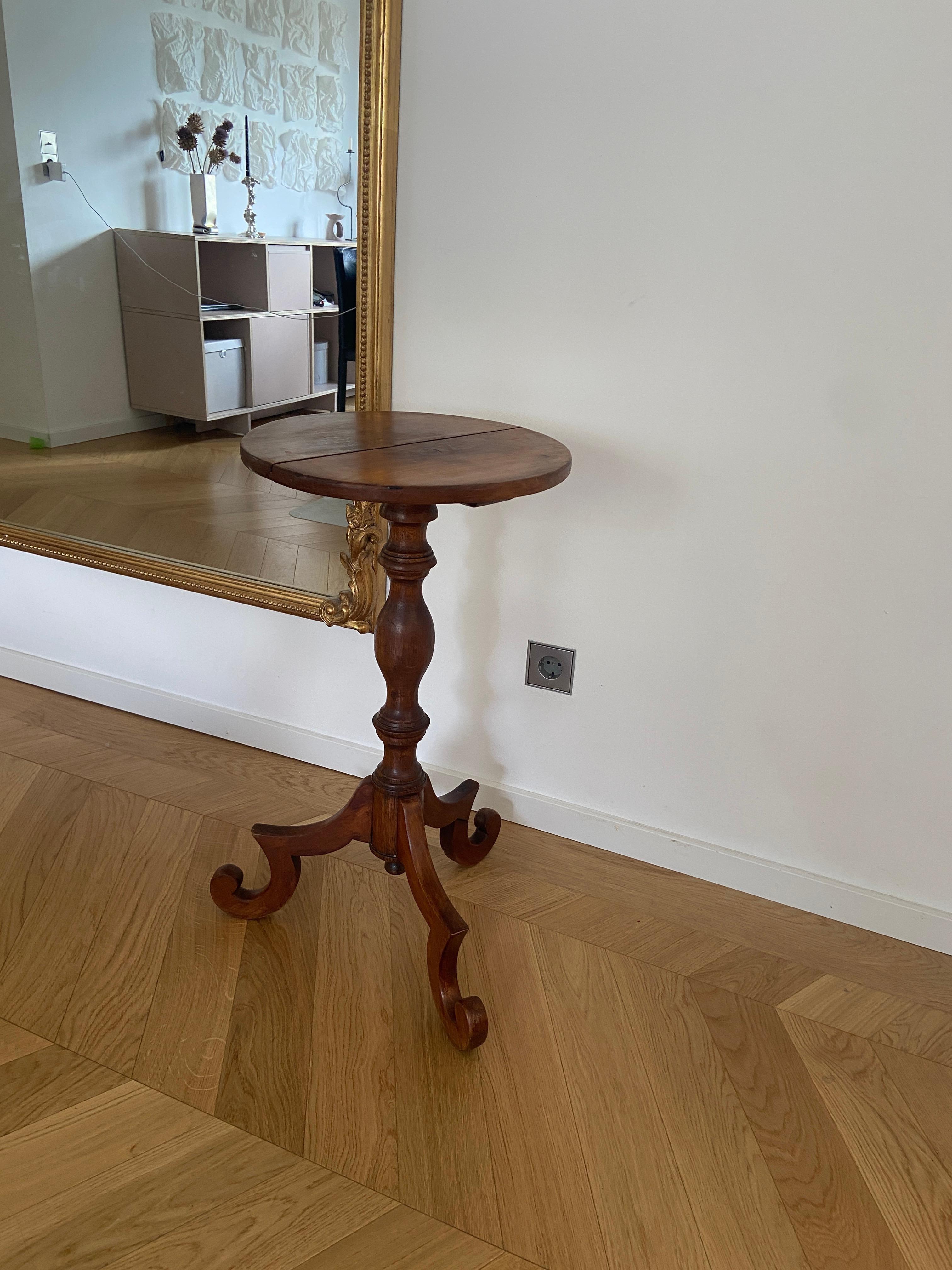 Français Table d'appoint en bois ornée avec plateau rond de fabrication artisanale en vente